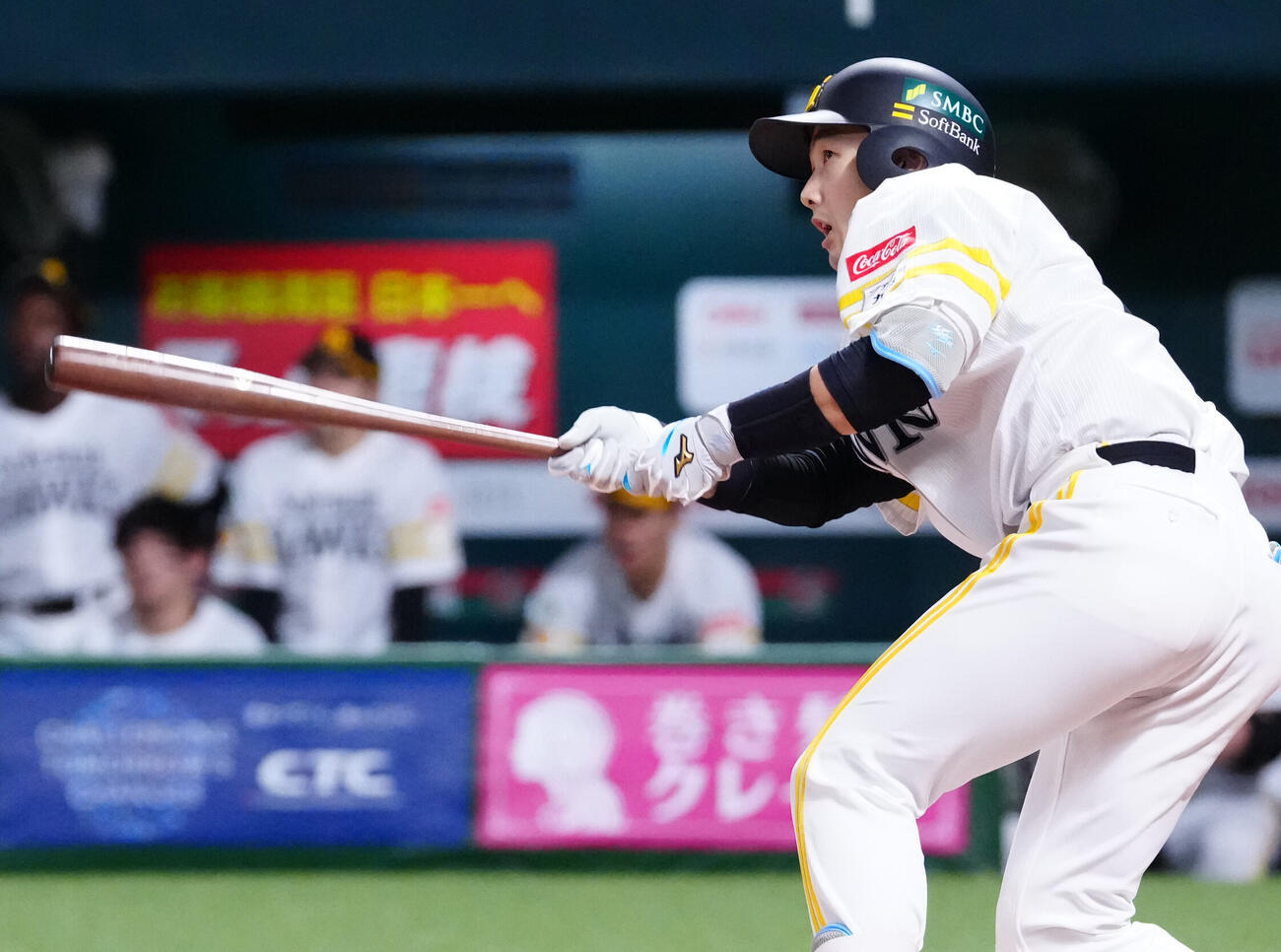 ソフトバンク対DeNA 6回裏ソフトバンク1死一、三塁、犠飛を放つ山本祐大（撮影・江口和貴）