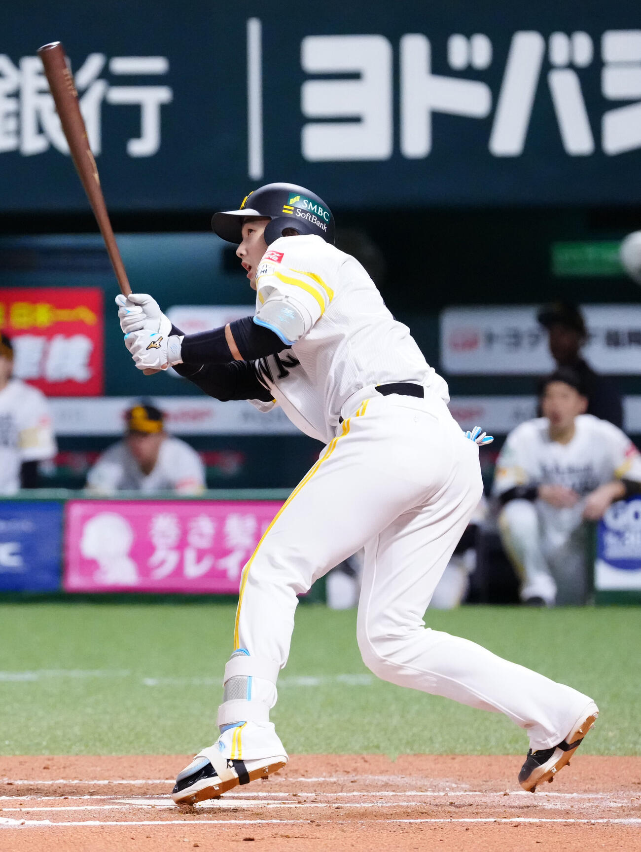 ソフトバンク対DeNA 6回裏ソフトバンク1死一、三塁、犠飛を放つ山本祐大（撮影・江口和貴）