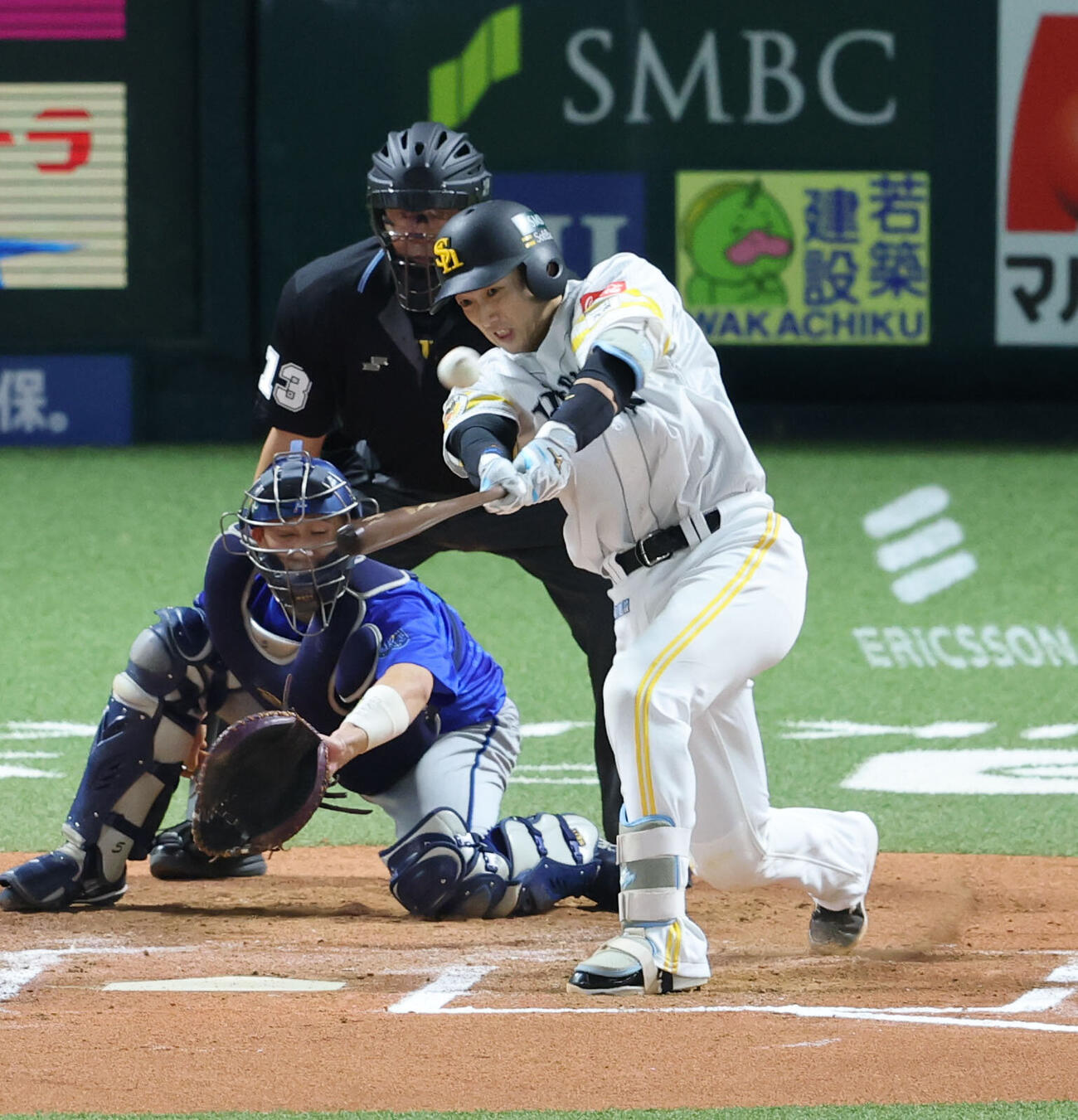 ソフトバンク対DeNA 6回裏ソフトバンク1死一、三塁、山本祐大は左犠飛を放つ（撮影・梅根麻紀）