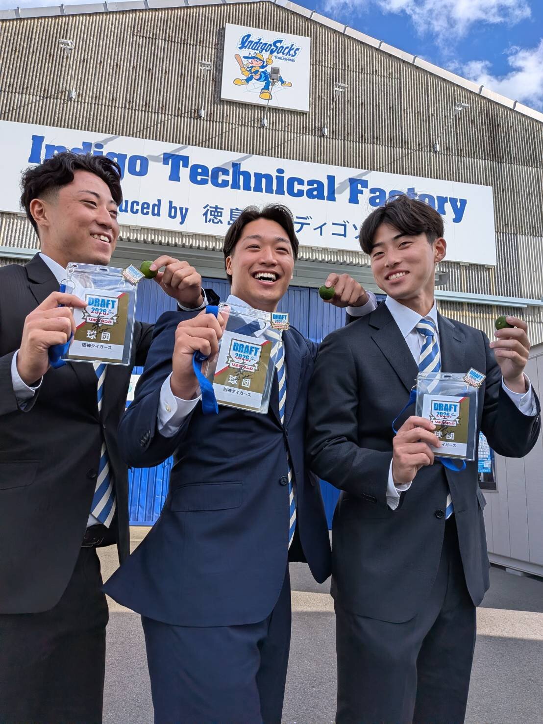 阪神から指名あいさつを受けた四国IL徳島の左から山下、石井康、荒木（撮影・柏原誠）