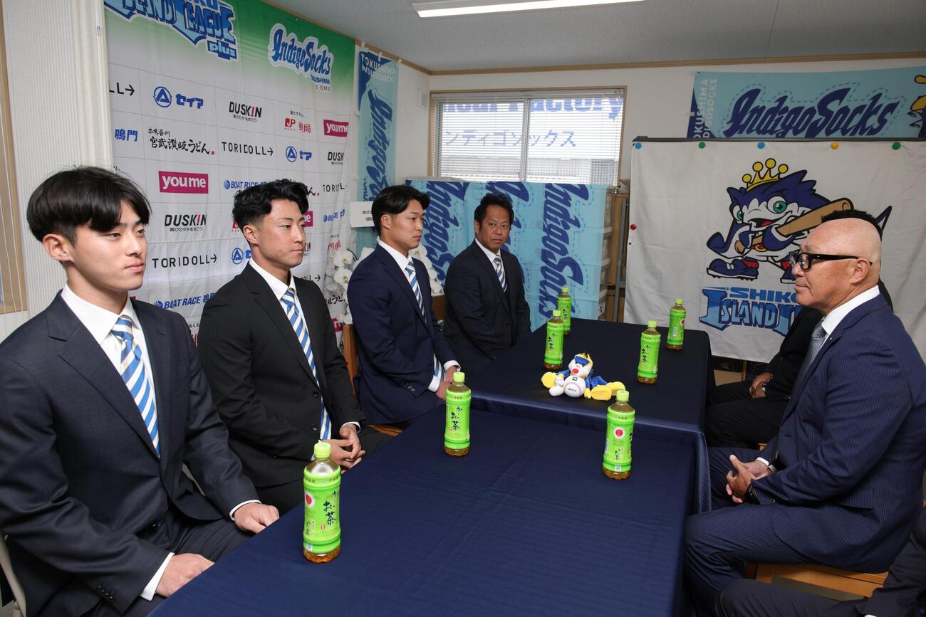 阪神から指名あいさつを受ける四国IL徳島の左から荒木、山下、石井、南球団社長