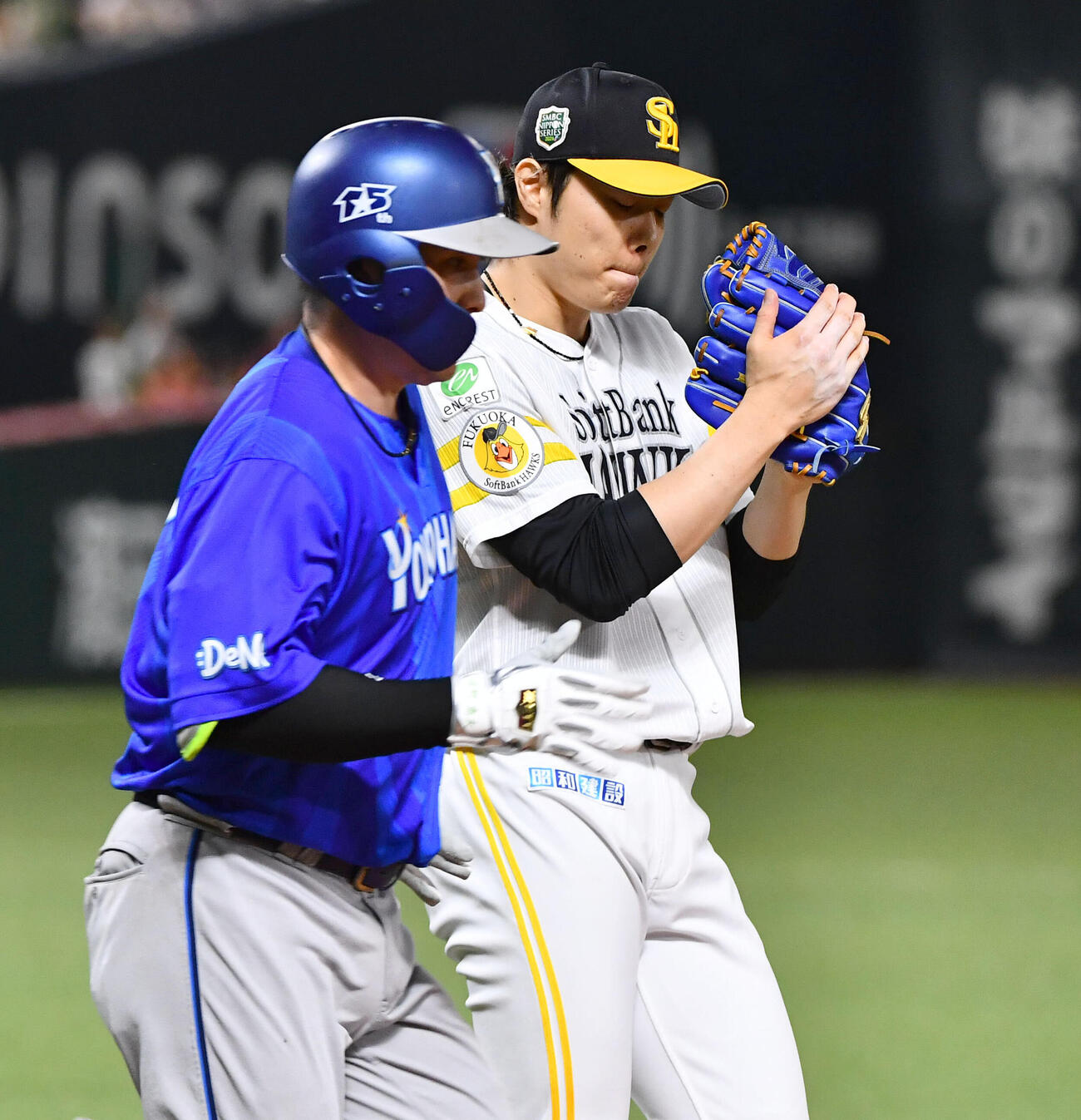 ソフトバンク対DeNA 8回表DeNA2死、佐野恵太（左）を二ゴロに抑え、グラブをたたく松本裕樹（撮影・岩下翔太）