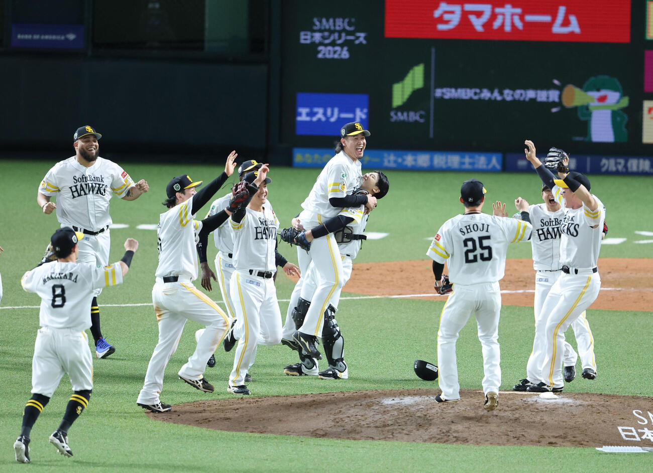 ソフトバンク対DeNA　日本一を決めガッツポーズで杉山一樹に駆け寄る山本祐大捕手（撮影・梅根麻紀）