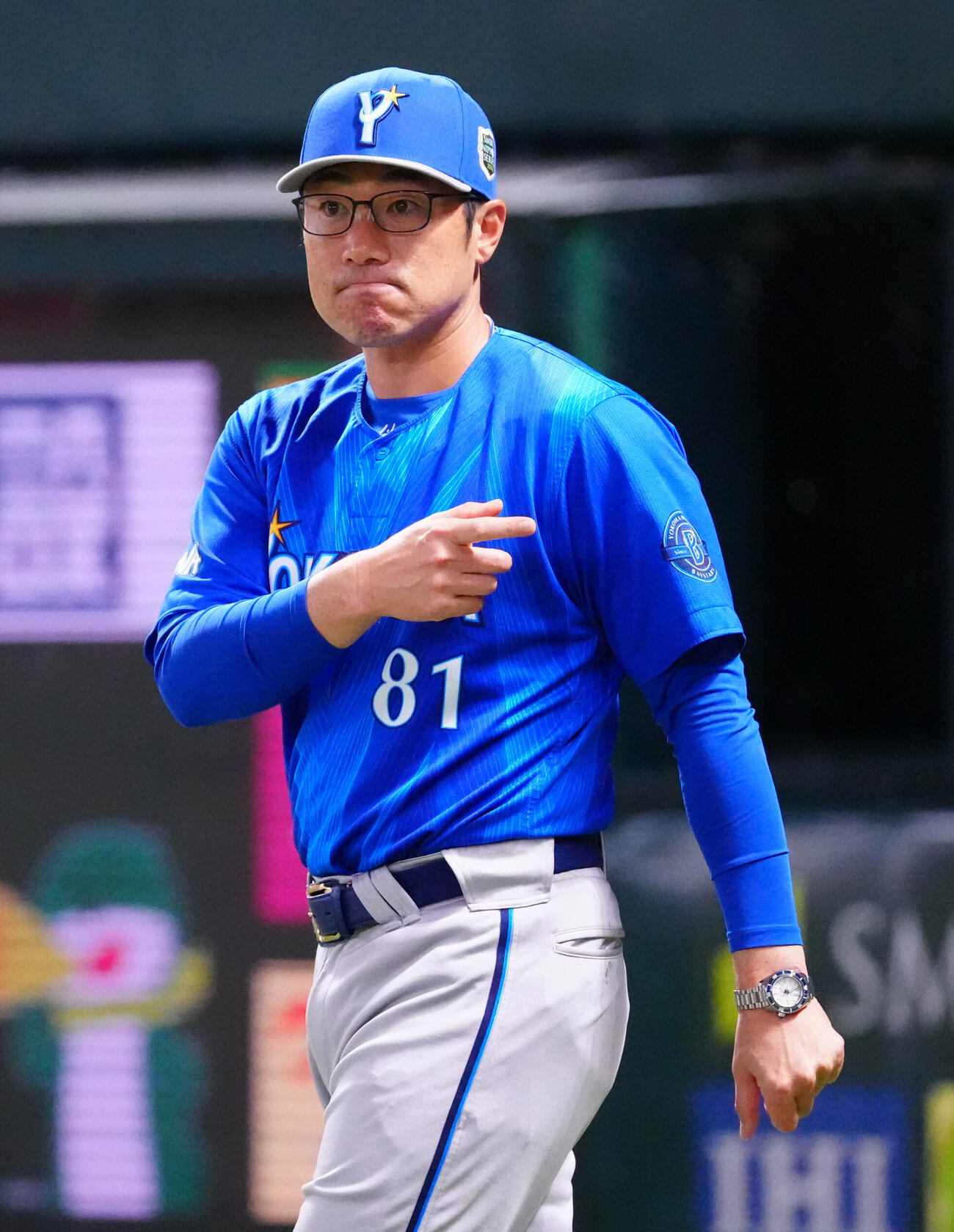 ソフトバンク対DeNA 7回裏開始前、選手交代を告げに向かうDeNA相川亮二監督（撮影・江口和貴）
