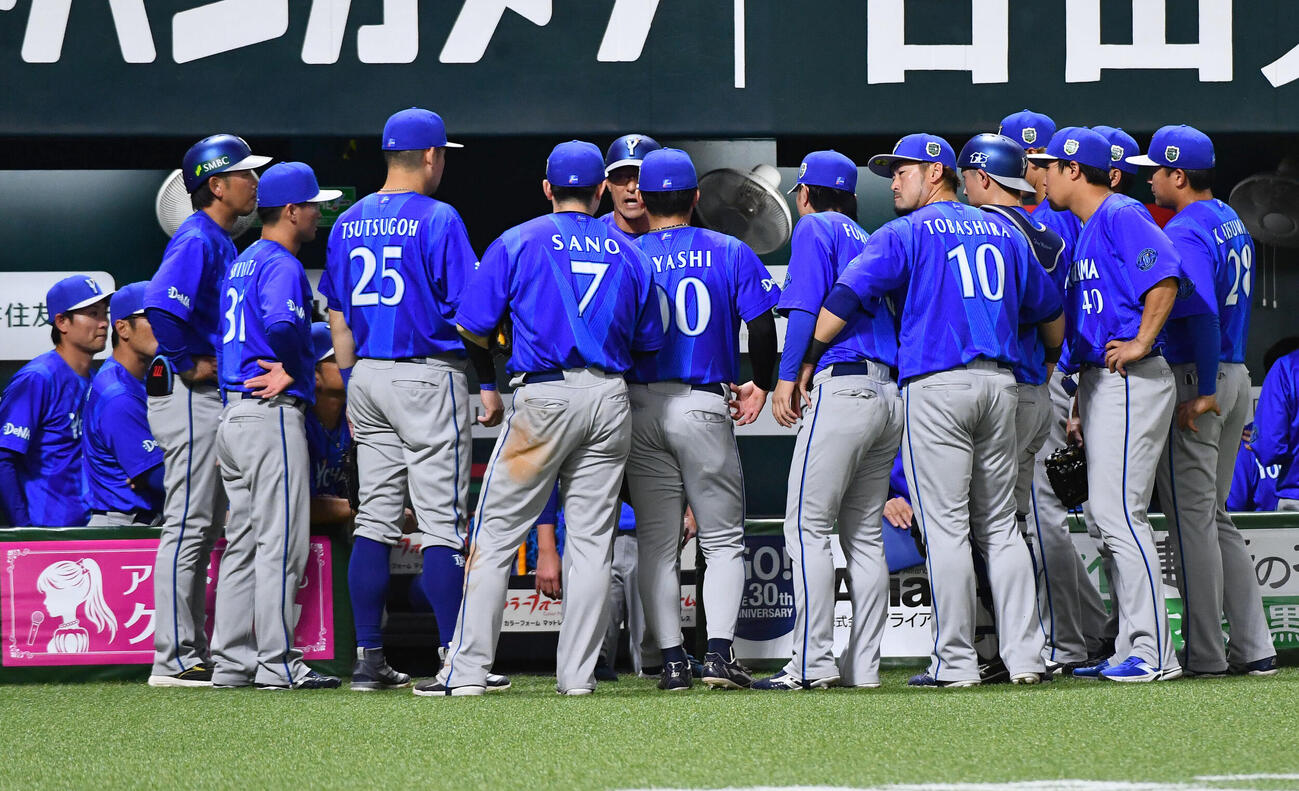 ソフトバンク対DeNA 8回表の攻撃前に円陣を組むDeNAナイン（撮影・岩下翔太）