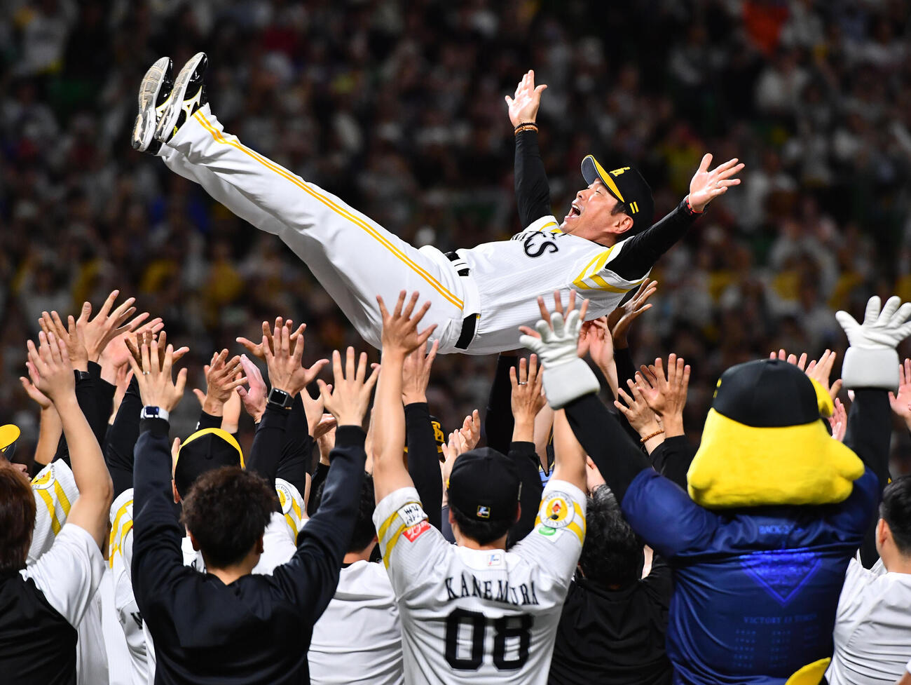 ソフトバンク対DeNA　日本一を決め、ナインから胴上げされるソフトバンク小久保裕紀監督（撮影・岩下翔太）