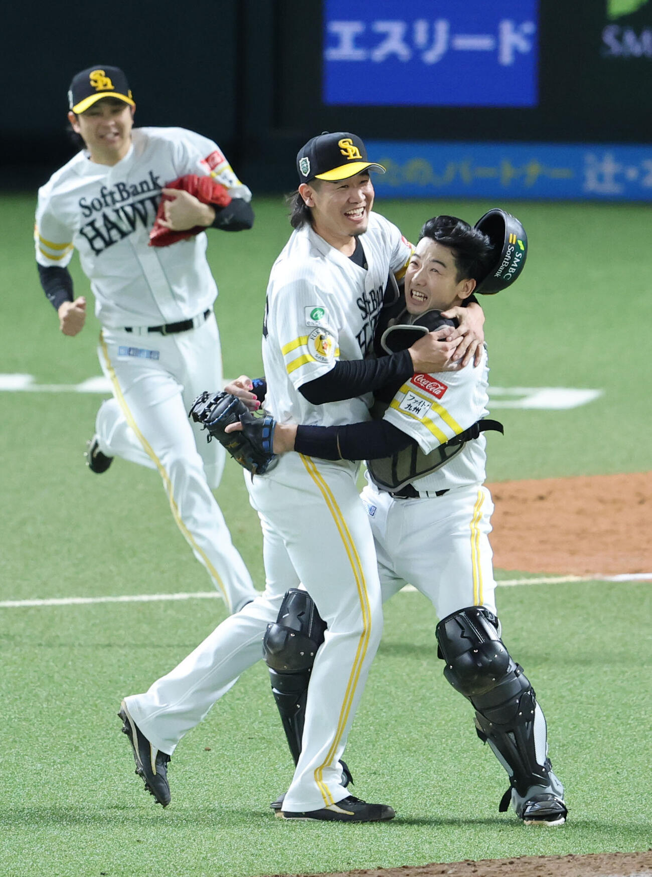 ソフトバンク対DeNA　日本一を決めガッツポーズで杉山一樹に駆け寄る山本祐大捕手（撮影・梅根麻紀）