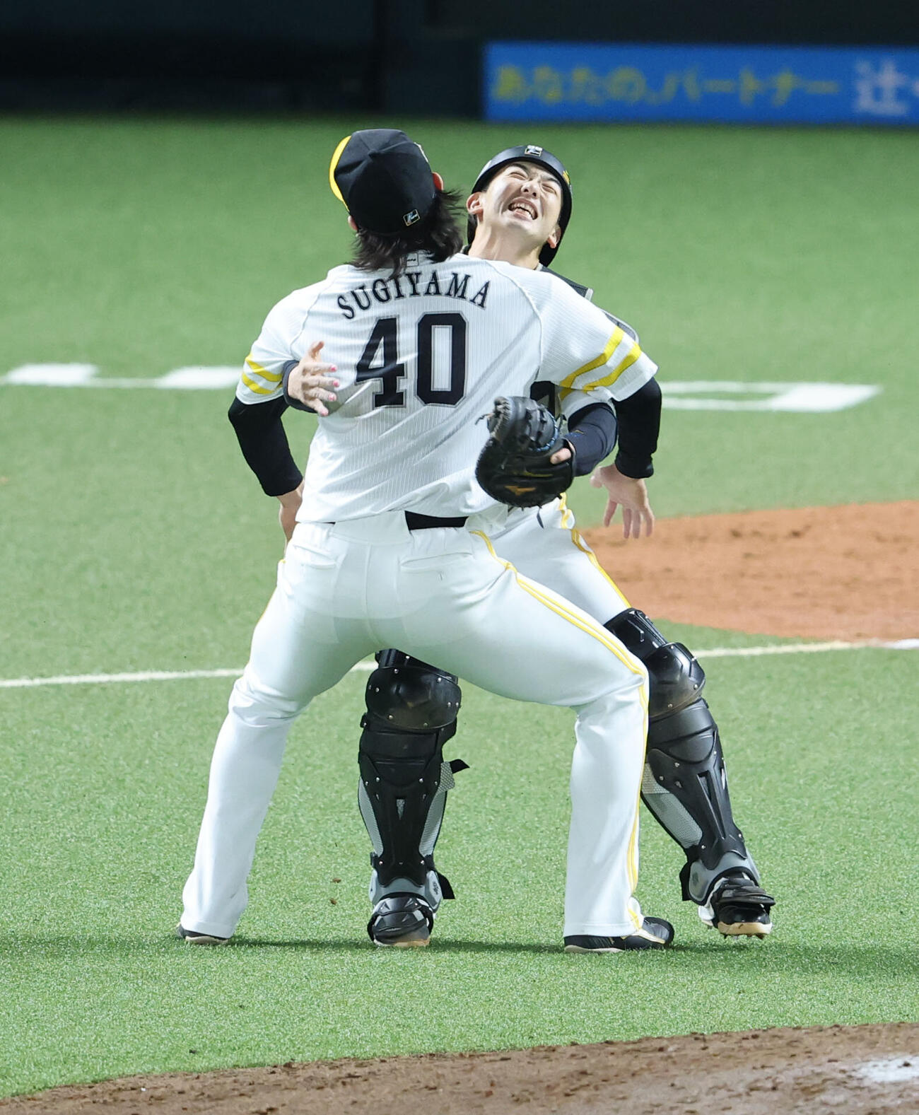 ソフトバンク対DeNA　日本一を決めガッツポーズで杉山一樹に駆け寄る山本祐大捕手（撮影・梅根麻紀）