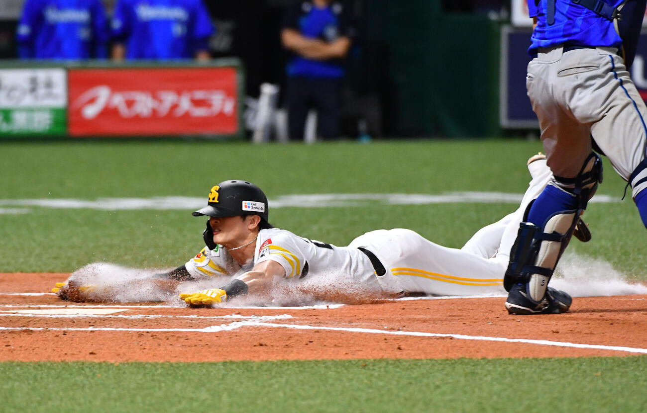 ソフトバンク対DeNA 6回裏ソフトバンク1死一、三塁、山本祐大の左犠飛で生還する周東佑京（撮影・岩下翔太）