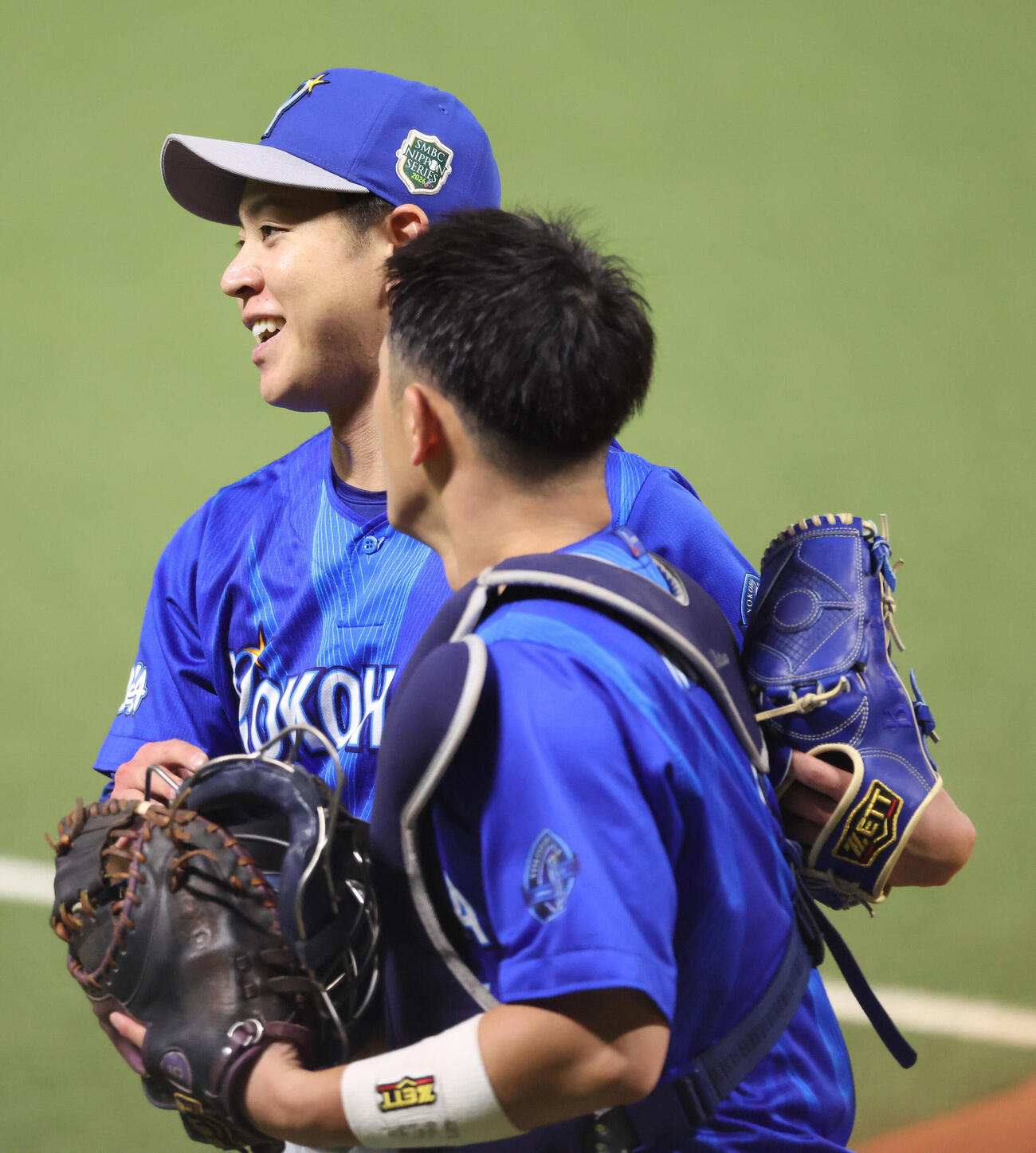 ソフトバンク対DeNA 3回裏を抑え、松尾汐恩（手前）と笑顔を見せながらベンチに戻る平良拳太郎（撮影・河田真司）