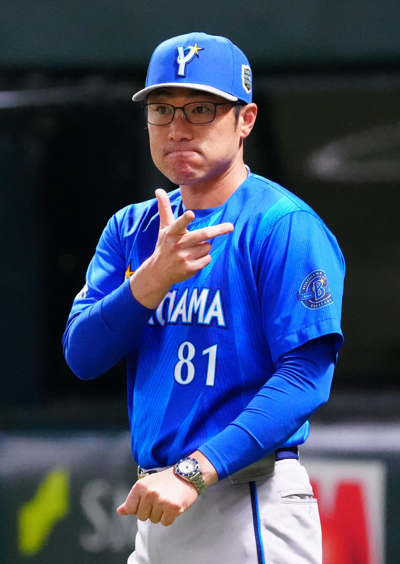 ソフトバンク対DeNA 7回裏開始前、選手交代を告げに向かうDeNA相川亮二監督（撮影・江口和貴）