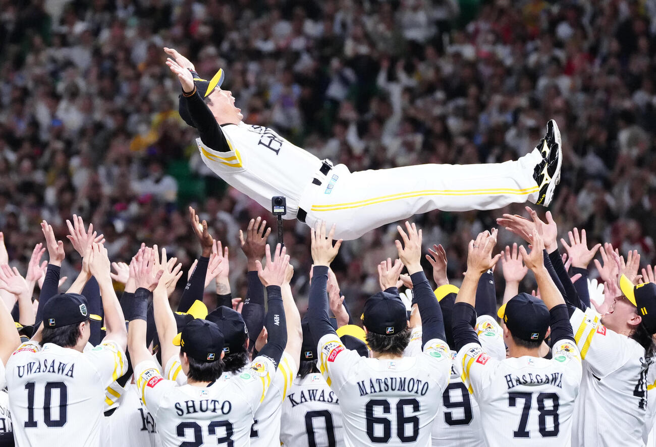 ソフトバンク対DeNA　優勝を決め、胴上げされるソフトバンク小久保裕紀監督（撮影・江口和貴）