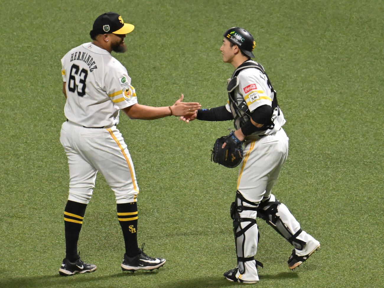 ソフトバンク対DeNA 6回表終了後、タッチを交わすダーウィンゾン・ヘルナンデス（左）と山本祐大（撮影・林敢治）