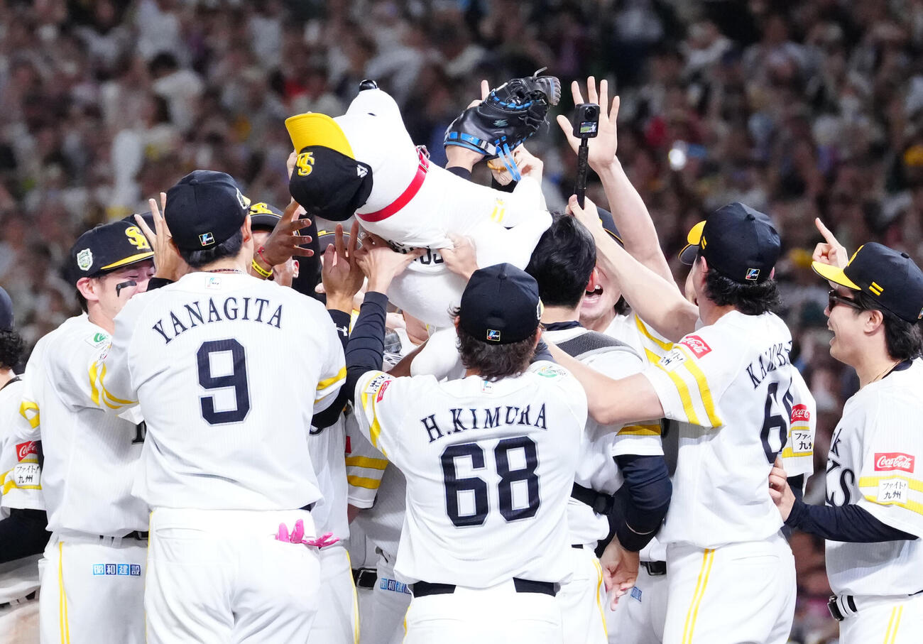 ソフトバンク対DeNA　優勝を決め、ソフトバンクの選手たちに掲げられるお父さん犬（撮影・江口和貴）