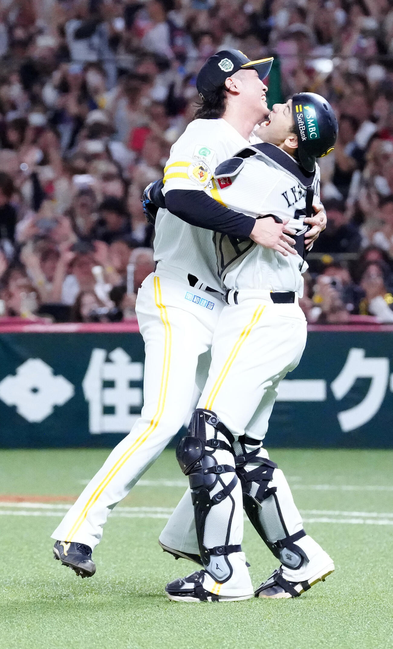 ソフトバンク対DeNA　優勝を決め、抱き合うソフトバンク杉山一樹（左）と捕手山本祐大（撮影・江口和貴）