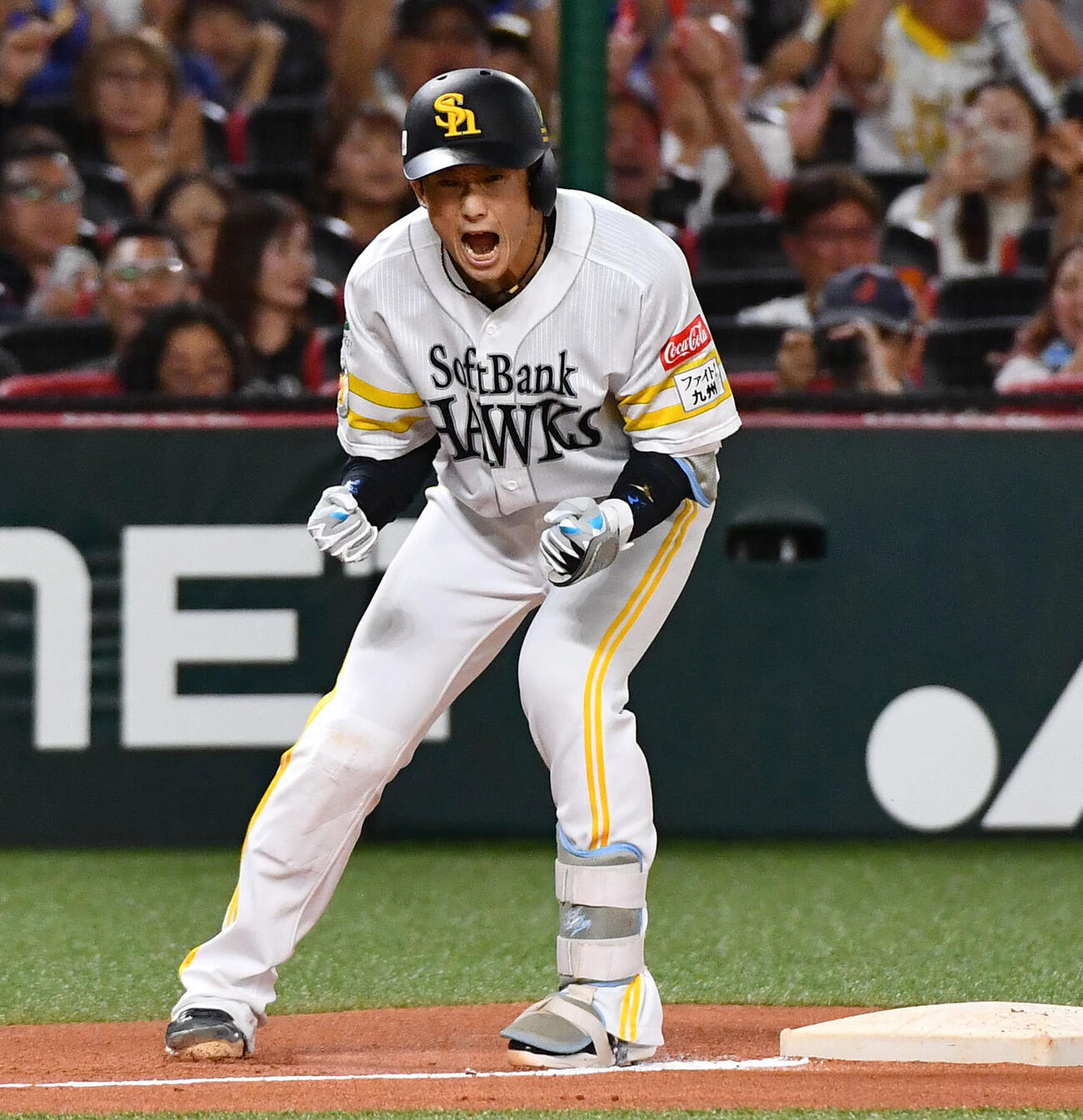 ソフトバンク対DeNA 4回裏ソフトバンク2死一、二塁、同点に追いつく2点適時三塁打を放ち、雄たけびをあげる山本祐大（撮影・岩下翔太）
