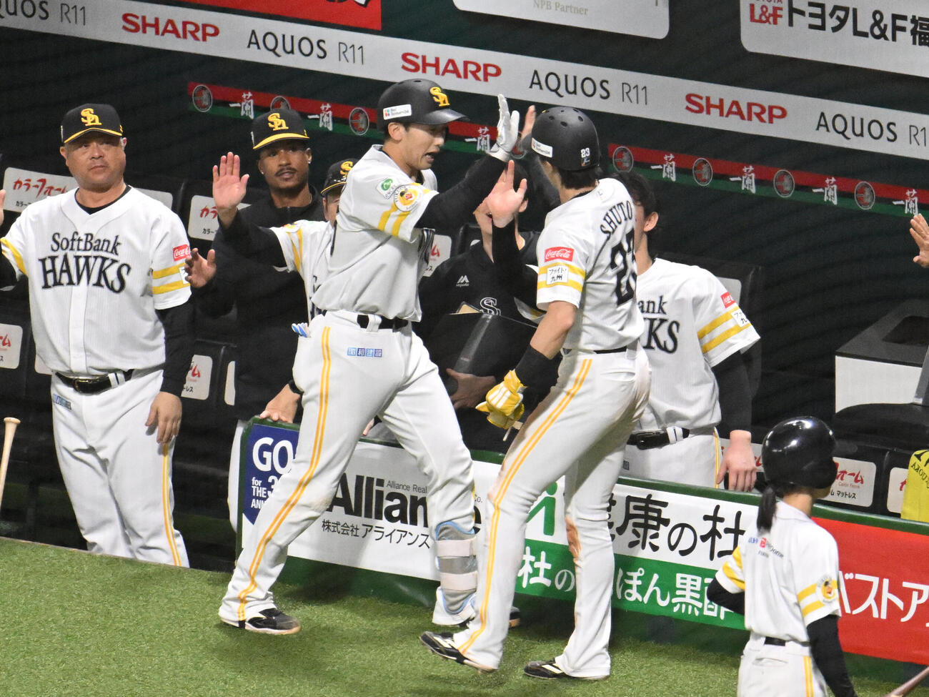 ソフトバンク対DeNA 6回裏ソフトバンク1死一、三塁、山本祐大（左から3番目）は犠飛を放ち生還した周東佑京とタッチを交わす（撮影・林敢治）