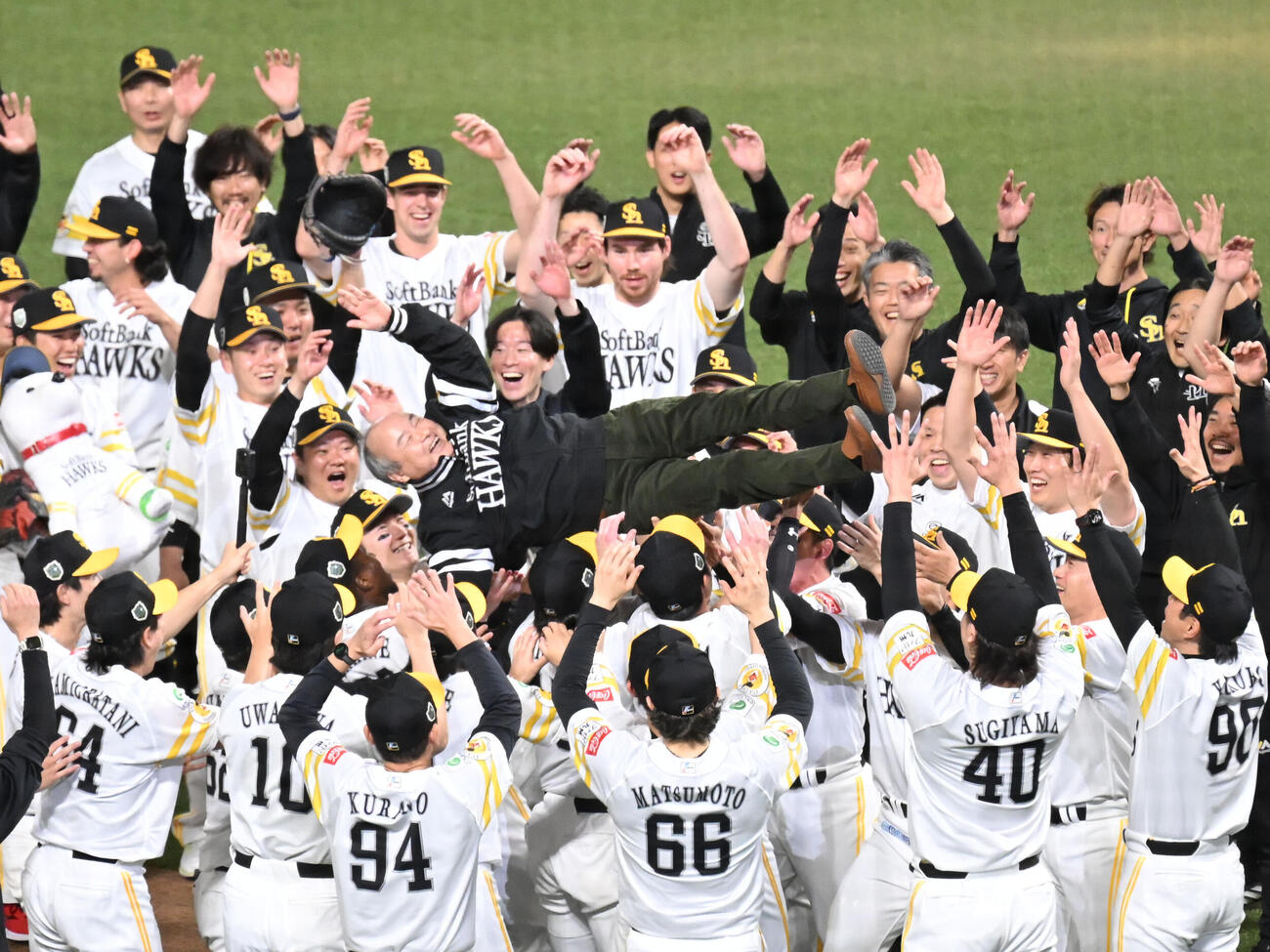 ソフトバンク対DeNA　日本シリーズを制し胴上げされる孫正義オーナー（撮影・林敢治）