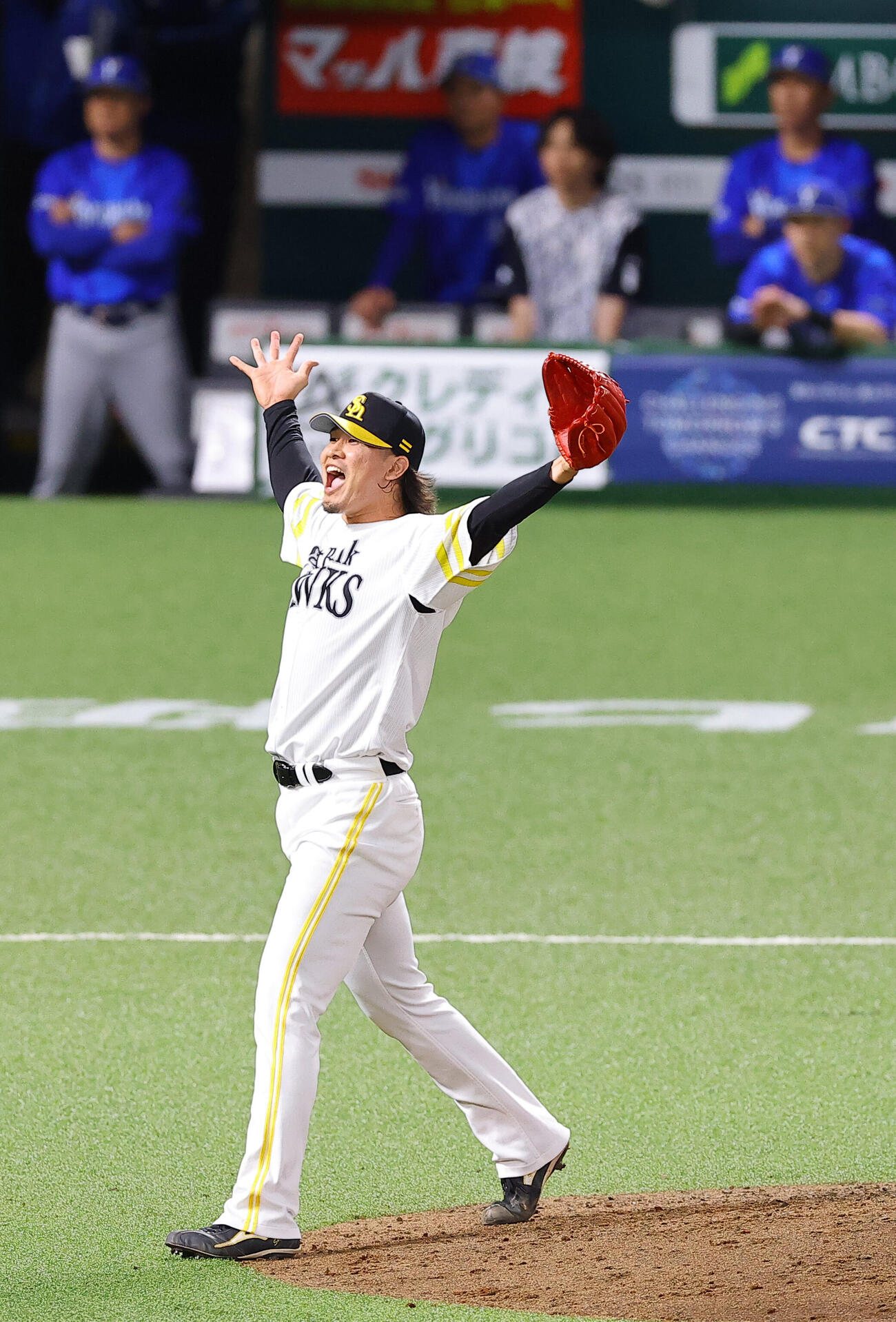 ソフトバンク対DeNA　日本シリーズを制し雄たけびを上げる杉山一樹（撮影・上田博志）