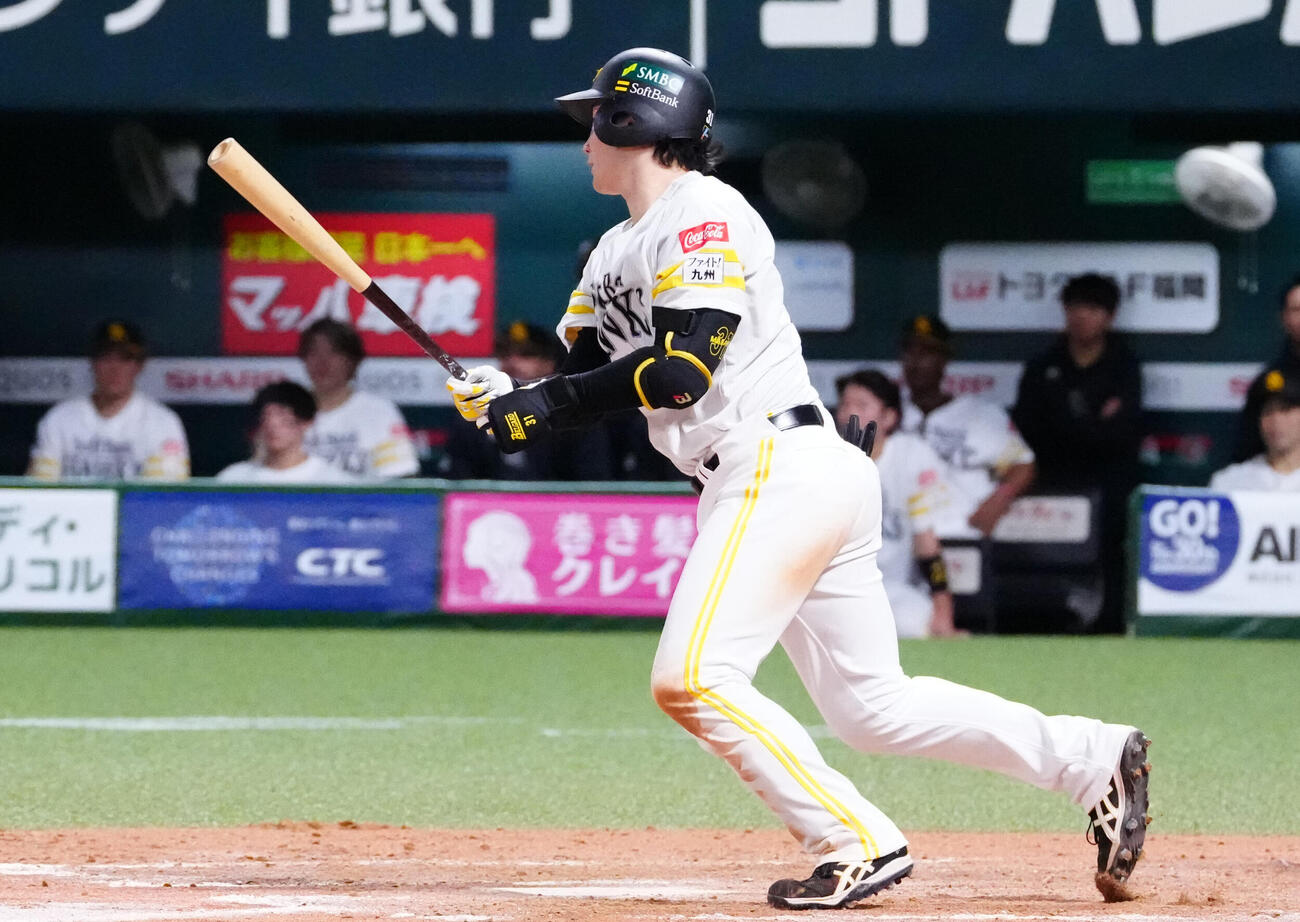 ソフトバンク対DeNA 8回裏ソフトバンク無死、右前打を放つ正木智也（撮影・江口和貴）