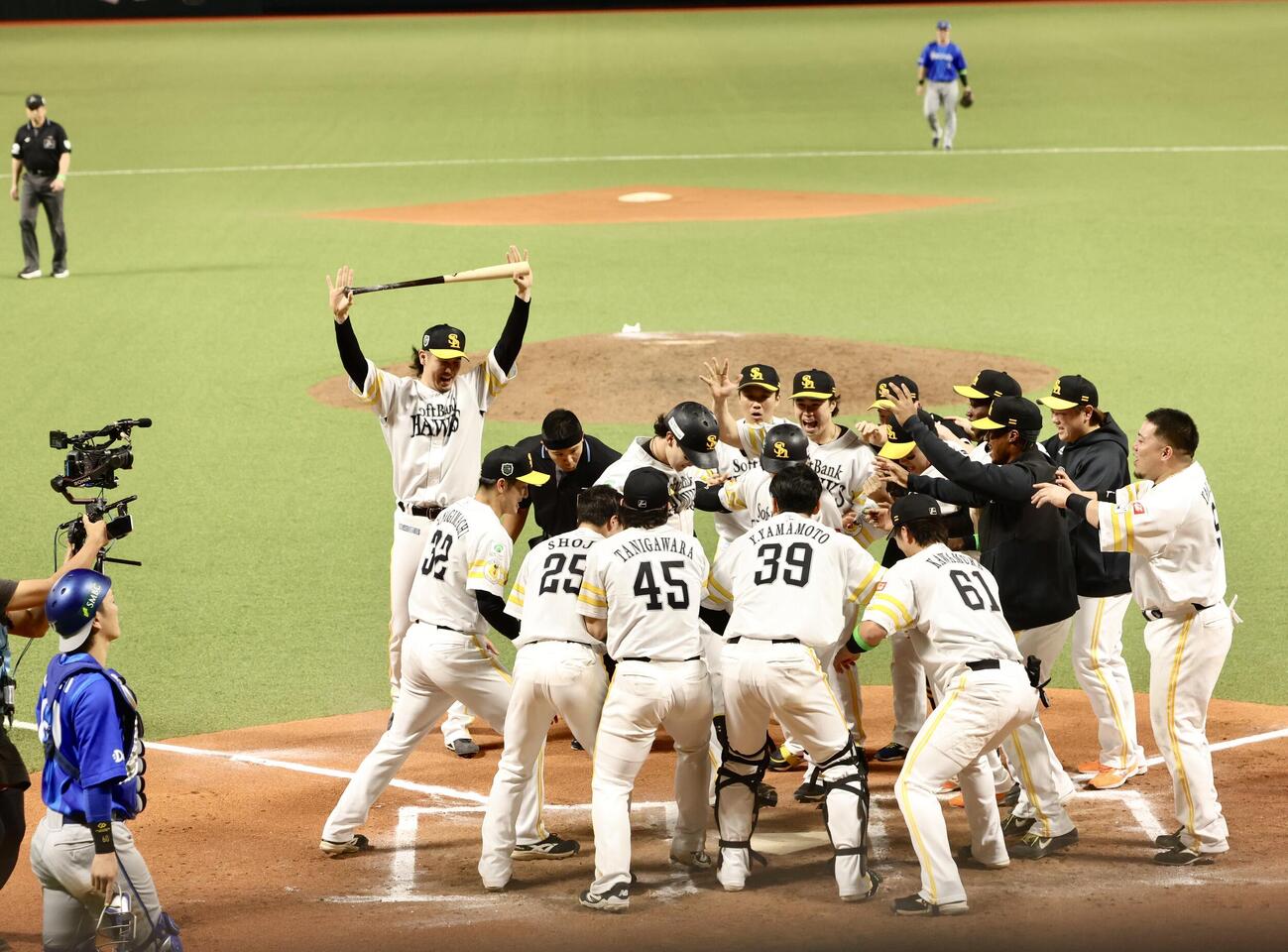 ソフトバンク対DeNA 10回裏ソフトバンク1死、サヨナラ本塁打で生還する正木智也を迎えるチームメート（撮影・河田真司）