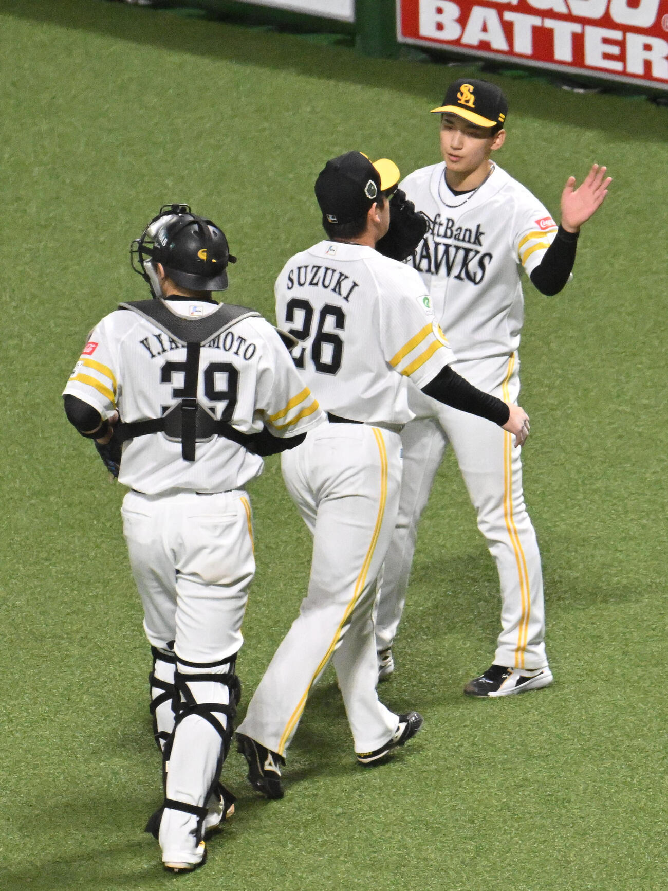 ソフトバンク対DeNA 5回表終了後、前田悠伍（右）は鈴木豪太とタッチを交わす（撮影・林敢治）