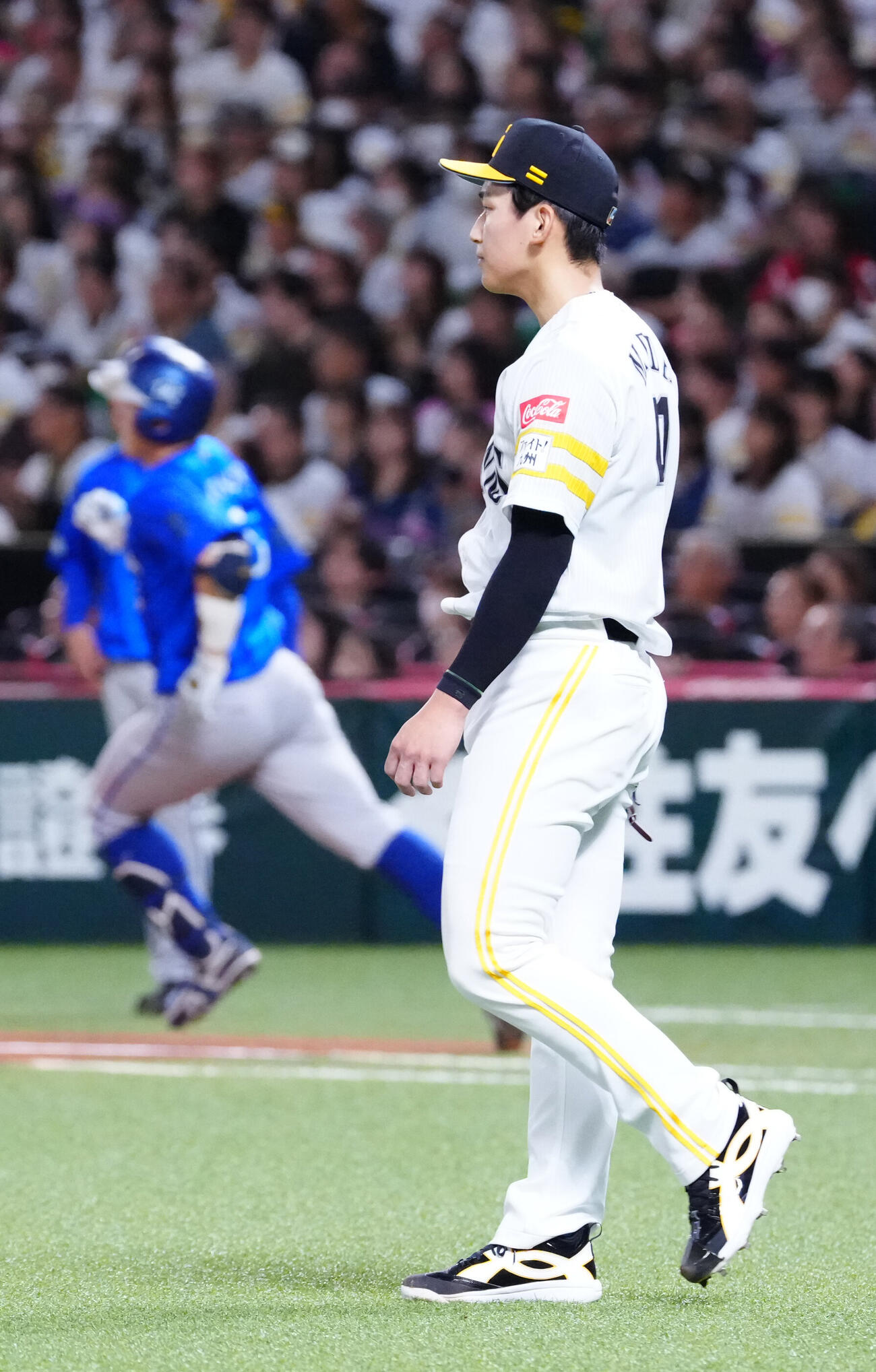 ソフトバンク対DeNA 1回表DeNA2死一塁、松尾汐恩（後方）を二飛に仕留めた前田悠伍（撮影・江口和貴）