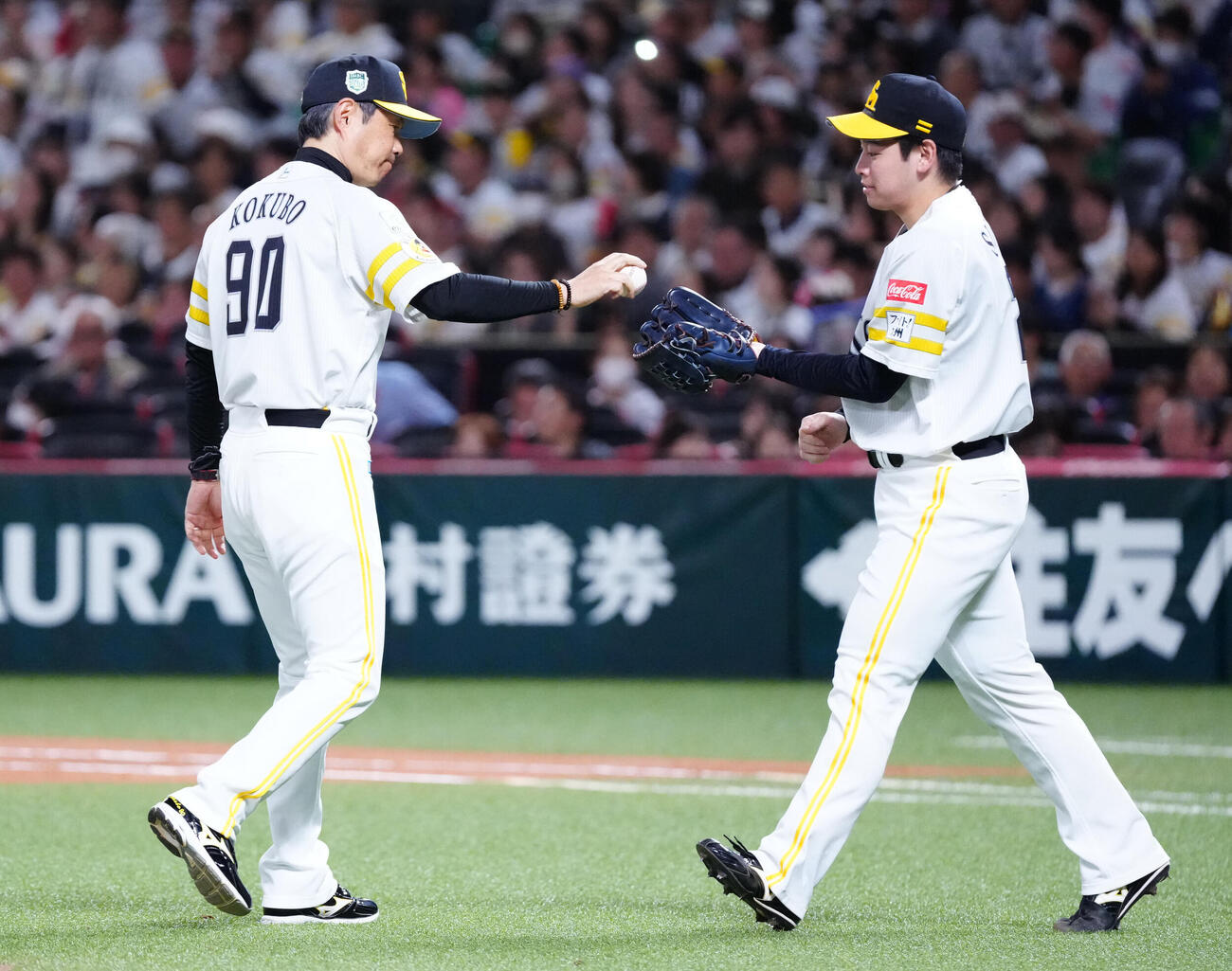 ソフトバンク対DeNA 5回表、ソフトバンク小久保裕紀監督（左）からボールを受け取る2番手の鈴木豪太（撮影・江口和貴）