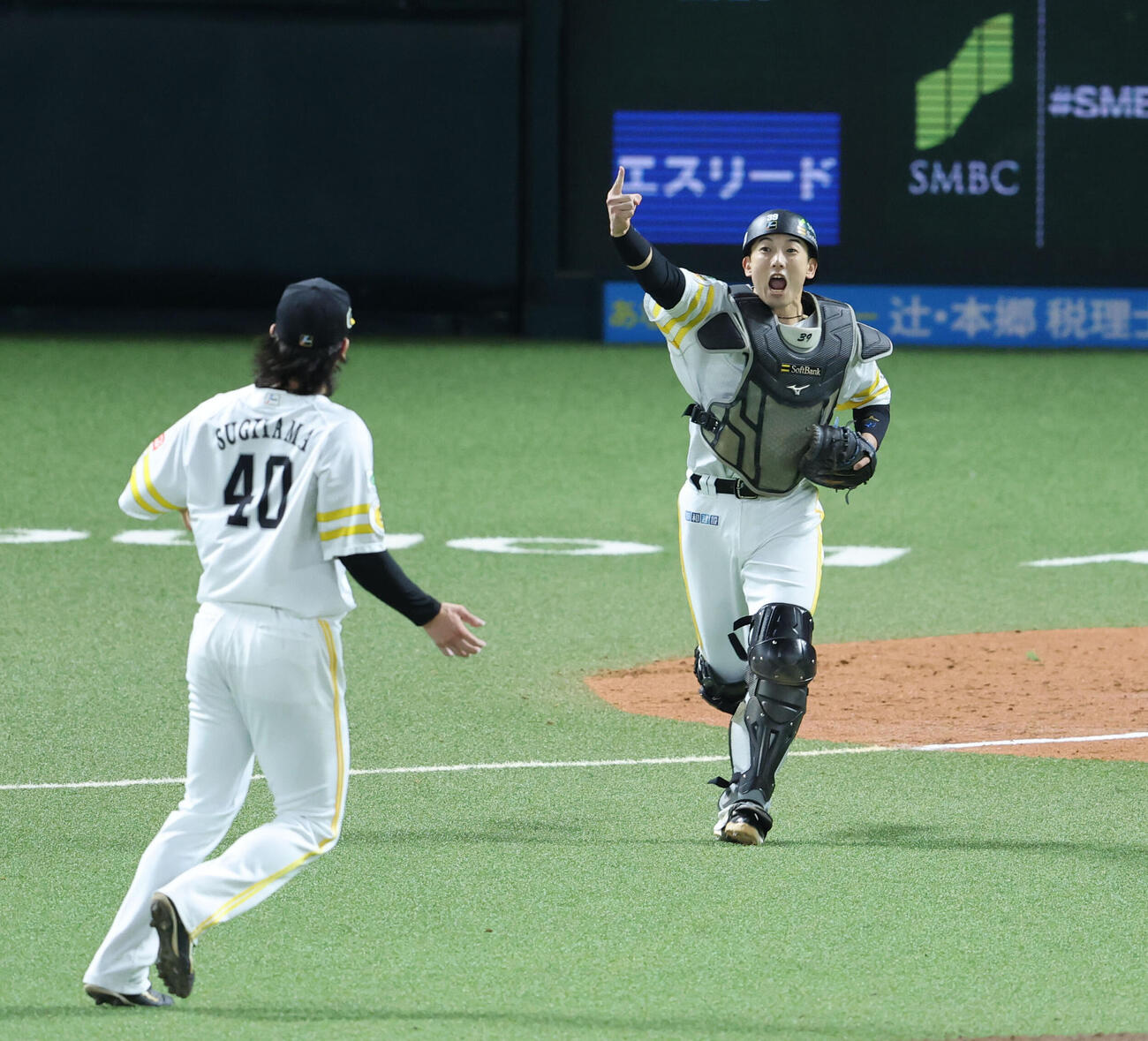 ソフトバンク対DeNA　日本一を決めガッツポーズで杉山一樹に駆け寄る山本祐大捕手（撮影・梅根麻紀）