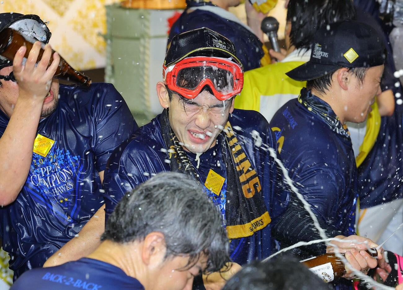 祝勝会でビールを浴びるソフトバンク山本祐大（撮影・上田博志）