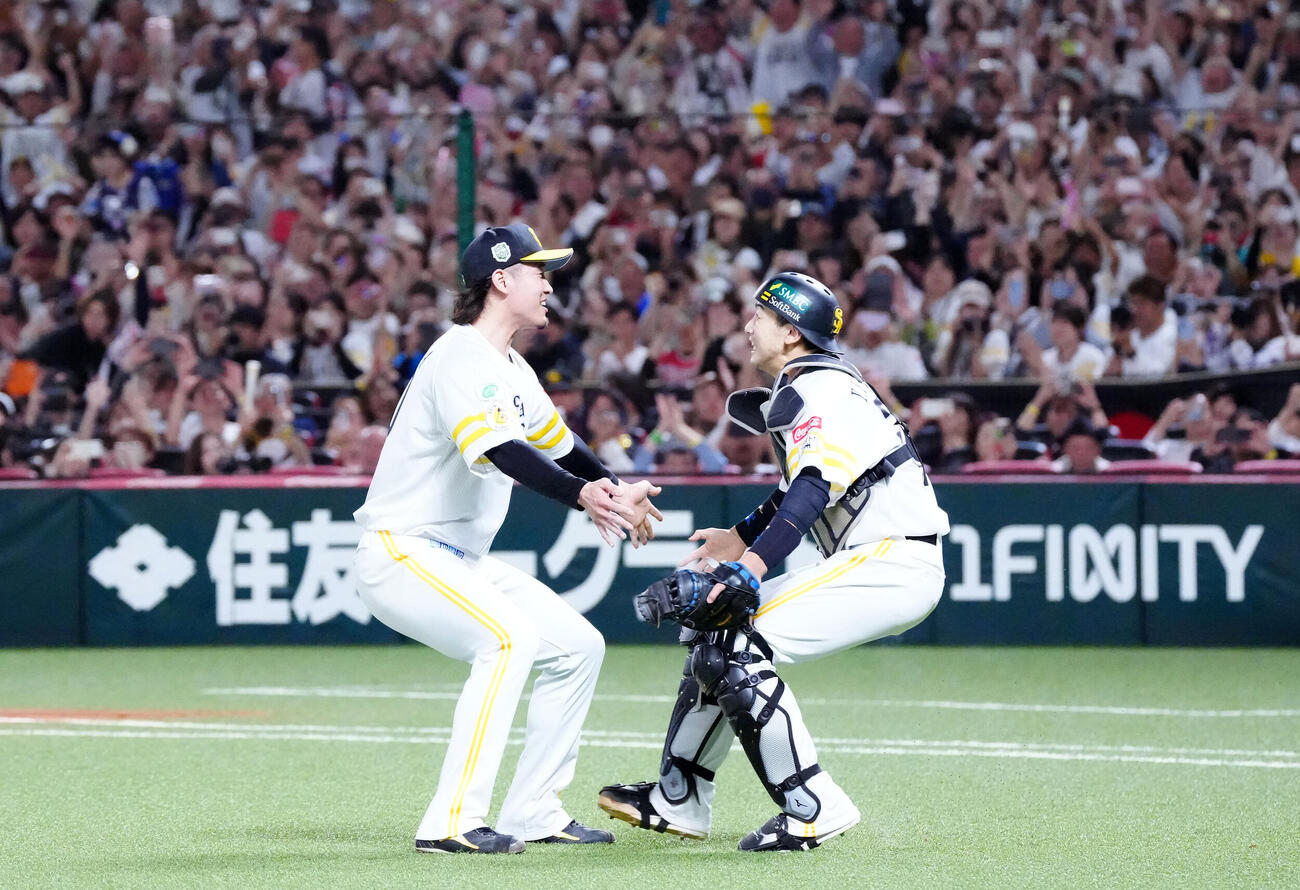 ソフトバンク対DeNA　優勝を決め、抱き合うソフトバンク杉山一樹（左）と捕手山本祐大（撮影・江口和貴）