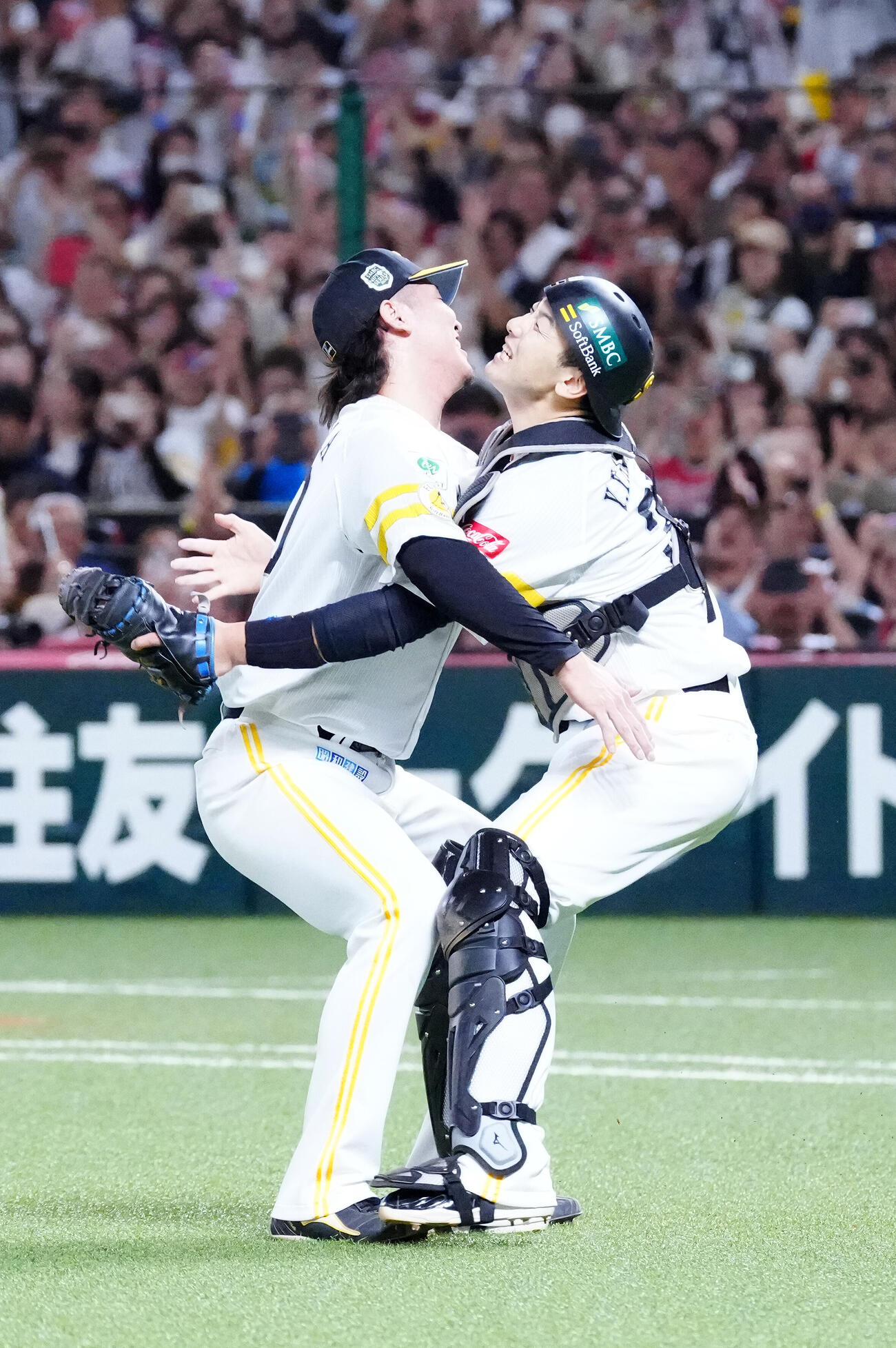 ソフトバンク対DeNA　優勝を決め、抱き合うソフトバンク杉山一樹（左）と捕手山本祐大（撮影・江口和貴）