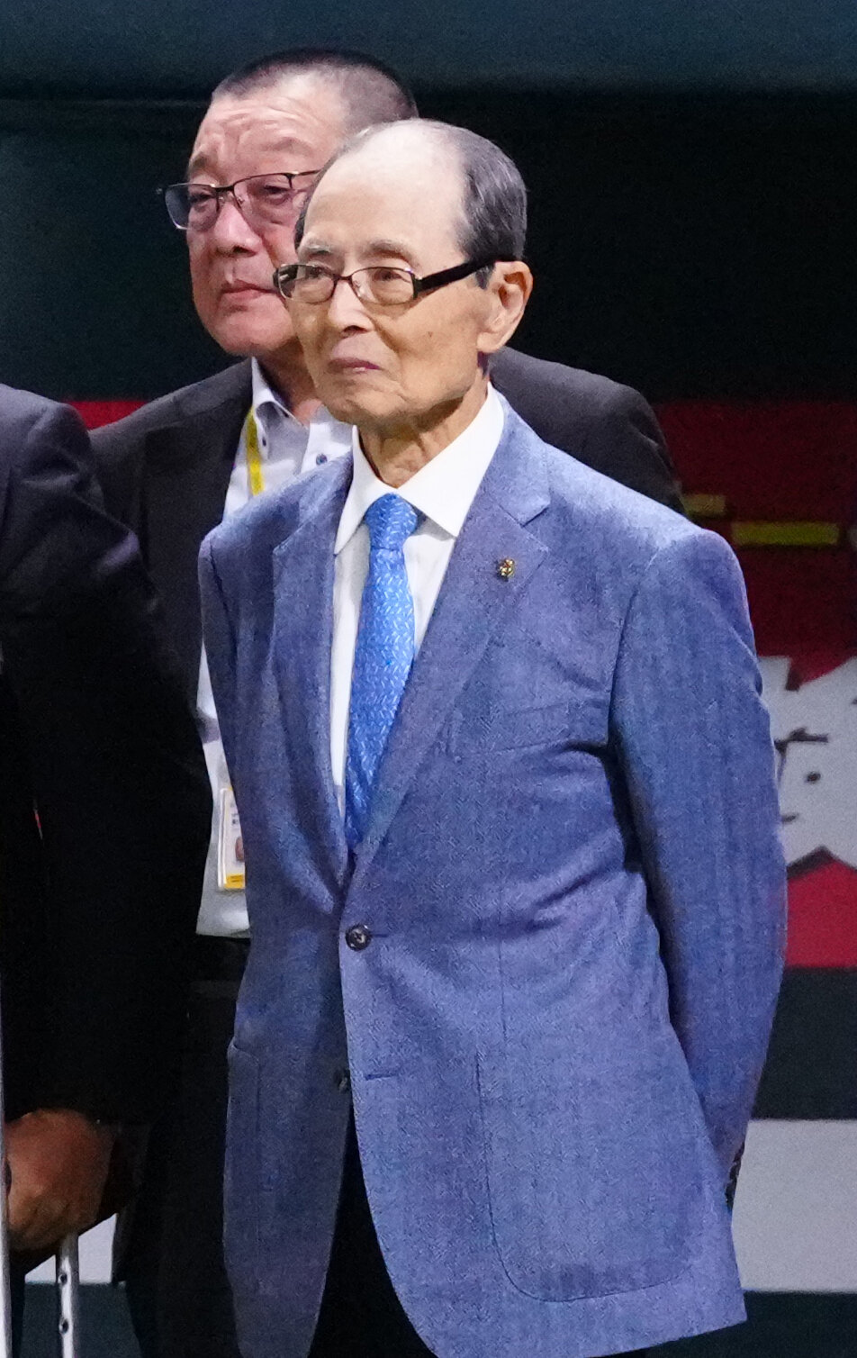 ソフトバンク対DeNA　優勝監督インタビューを見つめるソフトバンク王貞治球団会長（撮影・江口和貴）