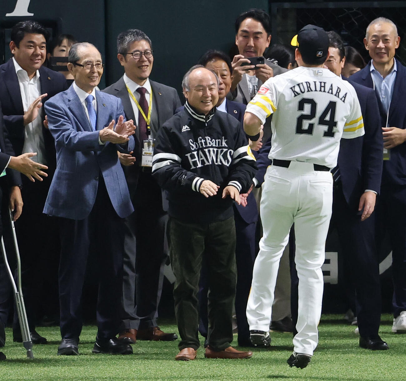 ソフトバンク対DeNA　日本一を決め孫正義ソフトバンクオーナーにあいさつをする栗原陵矢、左は王貞治球団会長（撮影・梅根麻紀）