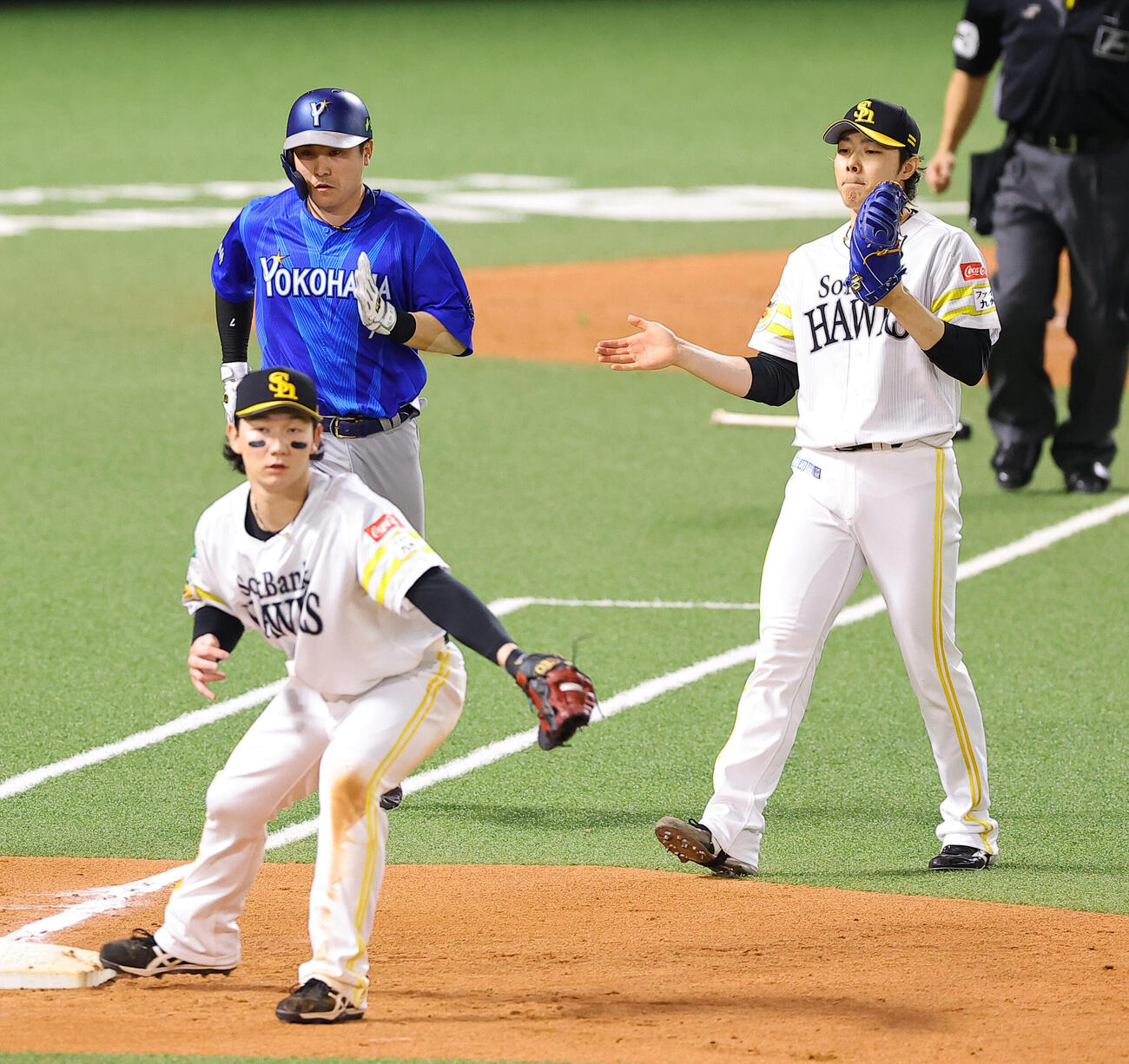 ソフトバンク対DeNA 8回表DeNA2死、松本裕樹（右）は佐野恵太を二ゴロに打ち取りグラブをたたく（撮影・上田博志）