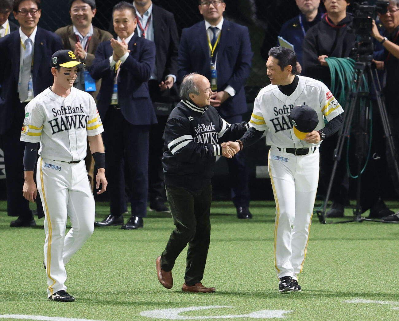 ソフトバンク対DeNA　日本一を決め孫正義ソフトバンクオーナーと握手をかわすソフトバンク小久保裕紀監督（、左は栗原陵矢撮影・梅根麻紀）