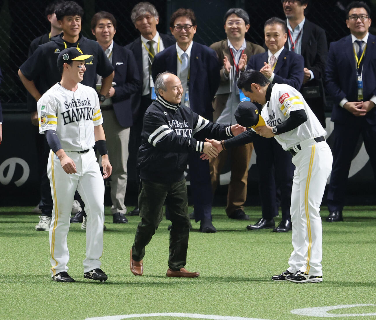 ソフトバンク対DeNA　日本一を決め孫正義ソフトバンクオーナーと握手をかわすソフトバンク小久保裕紀監督（撮影・梅根麻紀）