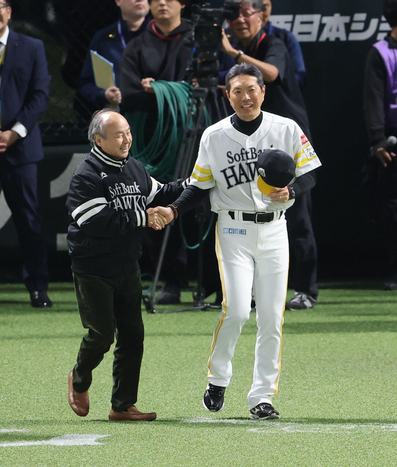 ソフトバンク対DeNA　日本一を決め孫正義ソフトバンクオーナーと握手をかわすソフトバンク小久保裕紀監督（撮影・梅根麻紀）