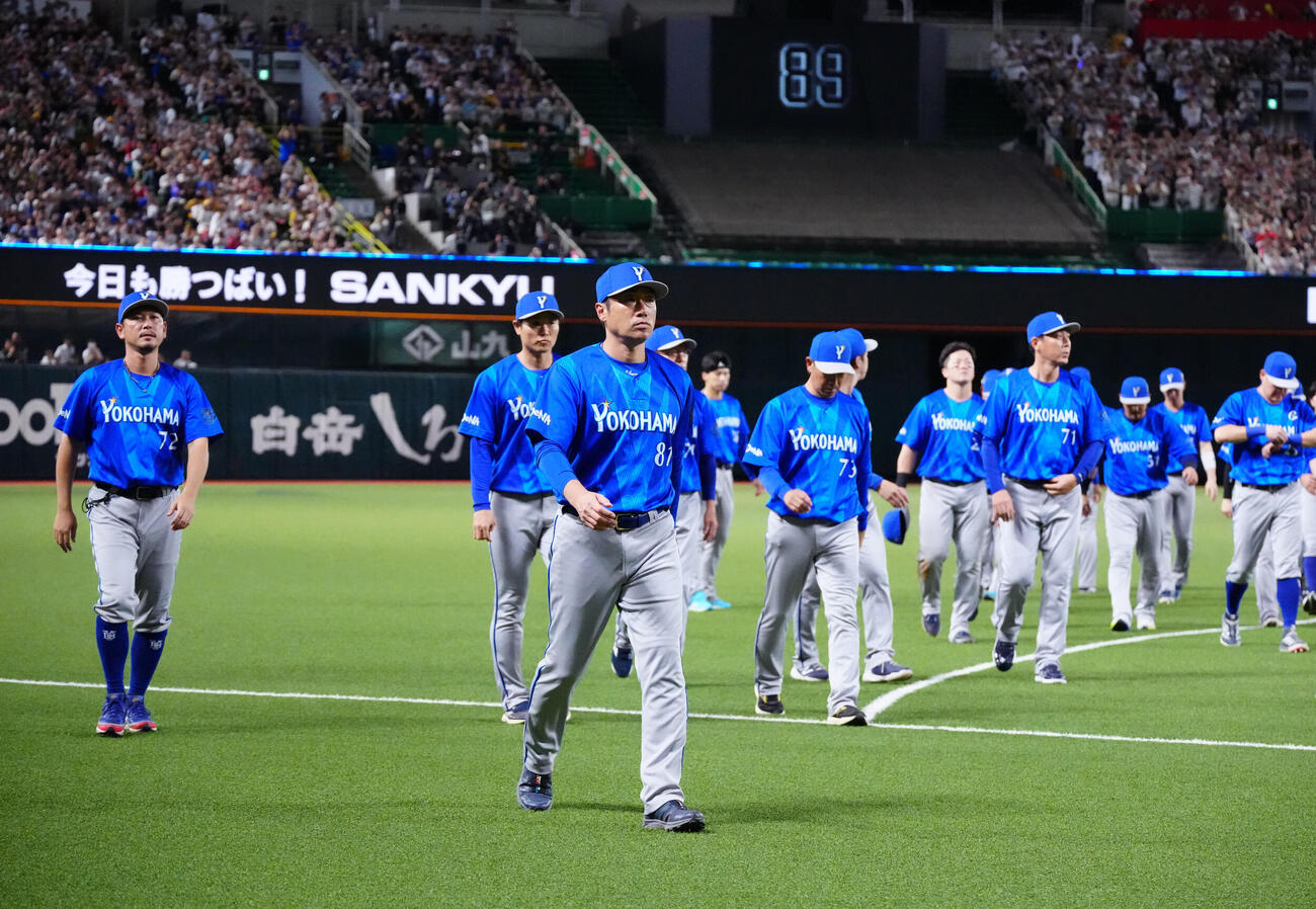 ソフトバンク対DeNA DeNAファンへのあいさつを終え、引き揚げる相川亮二監督（中央）らDeNAの選手たち（撮影・江口和貴）