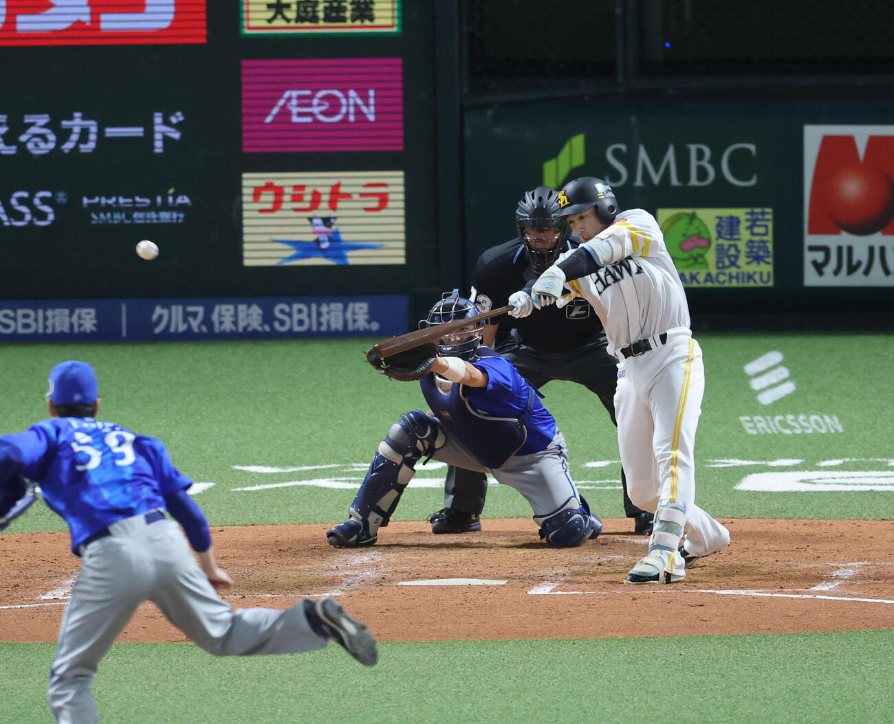 ソフトバンク対DeNA 4回裏ソフトバンク2死一、二塁、山本祐大は右越えに同点となる2点適時三塁打を放つ（撮影・梅根麻紀）