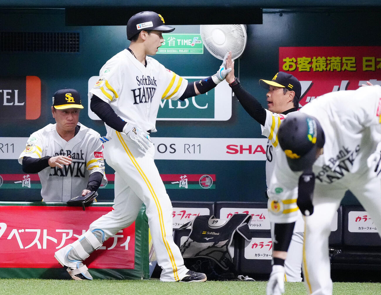 ソフトバンク対DeNA 6回裏ソフトバンク1死一、三塁、犠飛を放った山本祐大（中央）とタッチを交わす小久保裕紀監督（撮影・江口和貴）