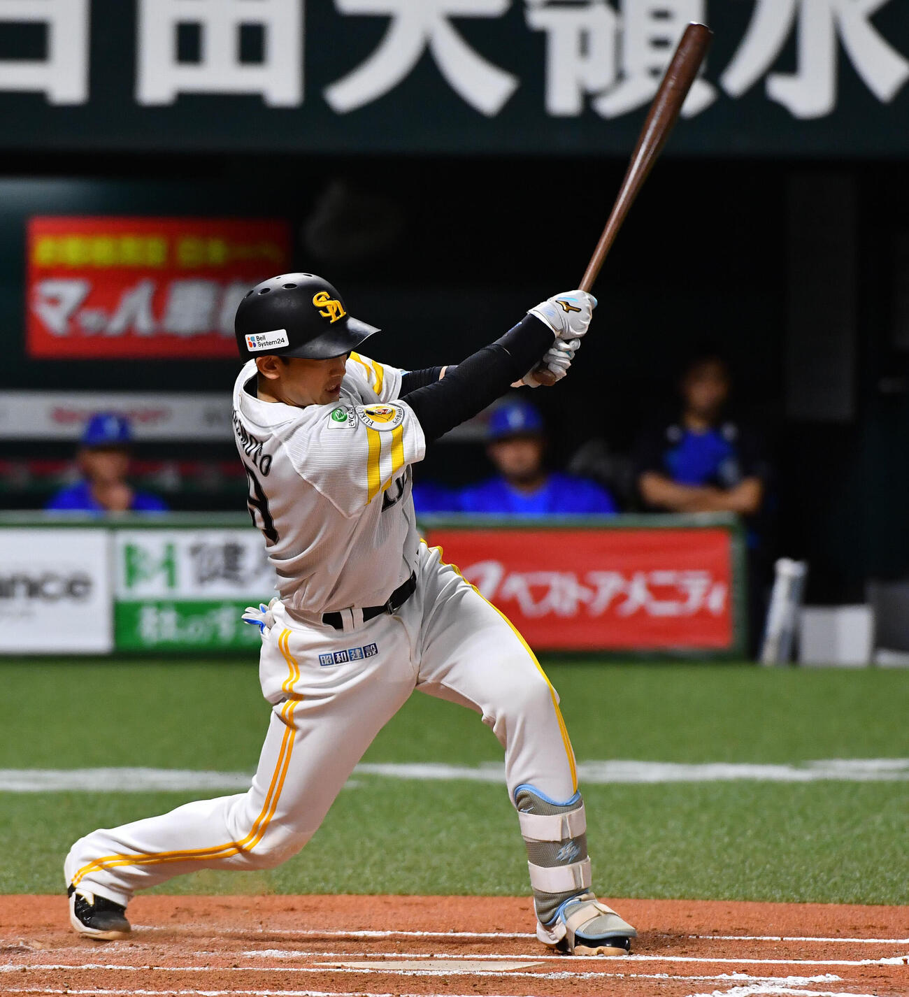 ソフトバンク対DeNA 6回裏ソフトバンク1死一、三塁、山本祐大は左犠飛を放つ（撮影・岩下翔太）