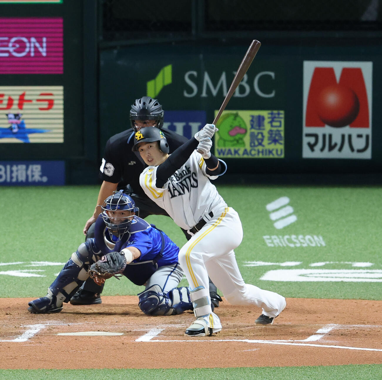 ソフトバンク対DeNA 6回裏ソフトバンク1死一、三塁、山本祐大は左犠飛を放つ（撮影・梅根麻紀）