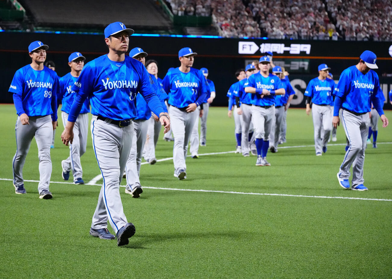 ソフトバンク対DeNA DeNAファンへのあいさつを終え、引き揚げる相川亮二監督（左）らDeNAの選手たち（撮影・江口和貴）