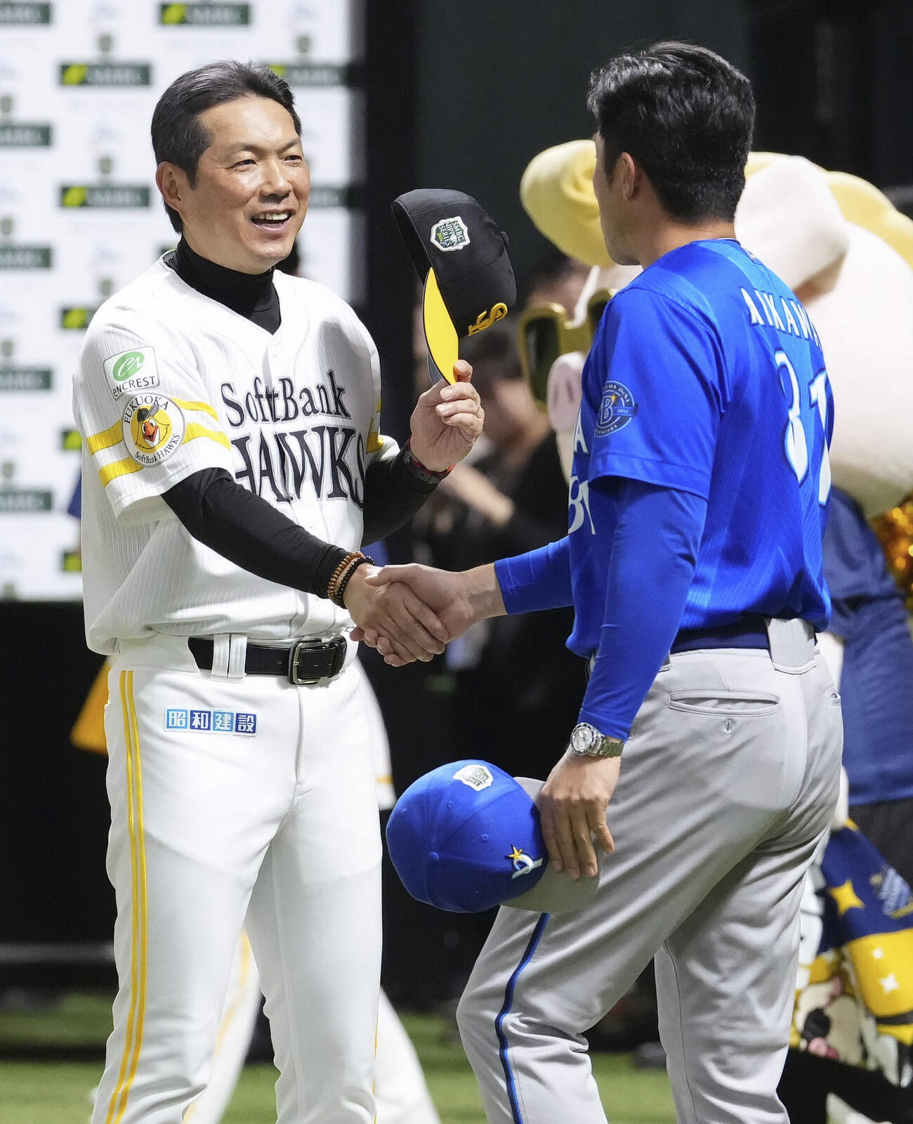 試合を終え、健闘をたたえ合うソフトバンク・小久保監督（左）とDeNA・相川監督＝みずほペイペイドーム