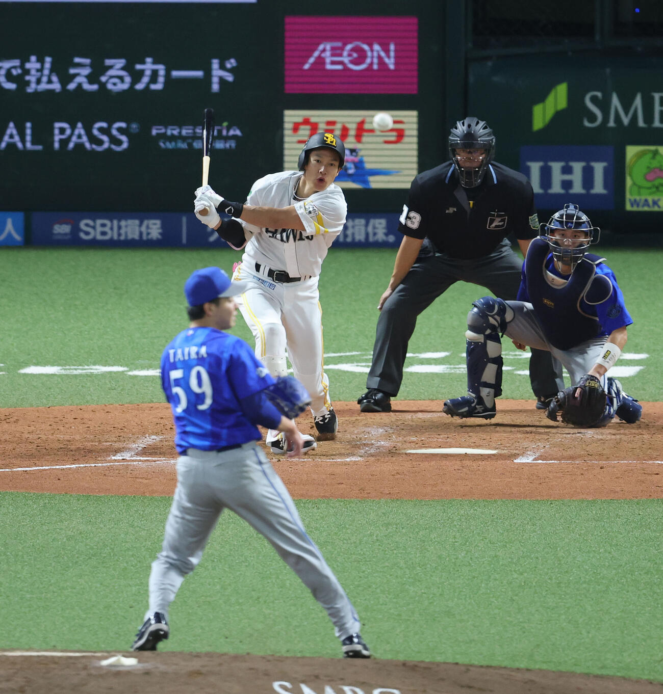 ソフトバンク対DeNA 4回裏ソフトバンク2死三塁、柳田悠岐は勝ち越しとなる中前適時打を放つ（撮影・梅根麻紀）