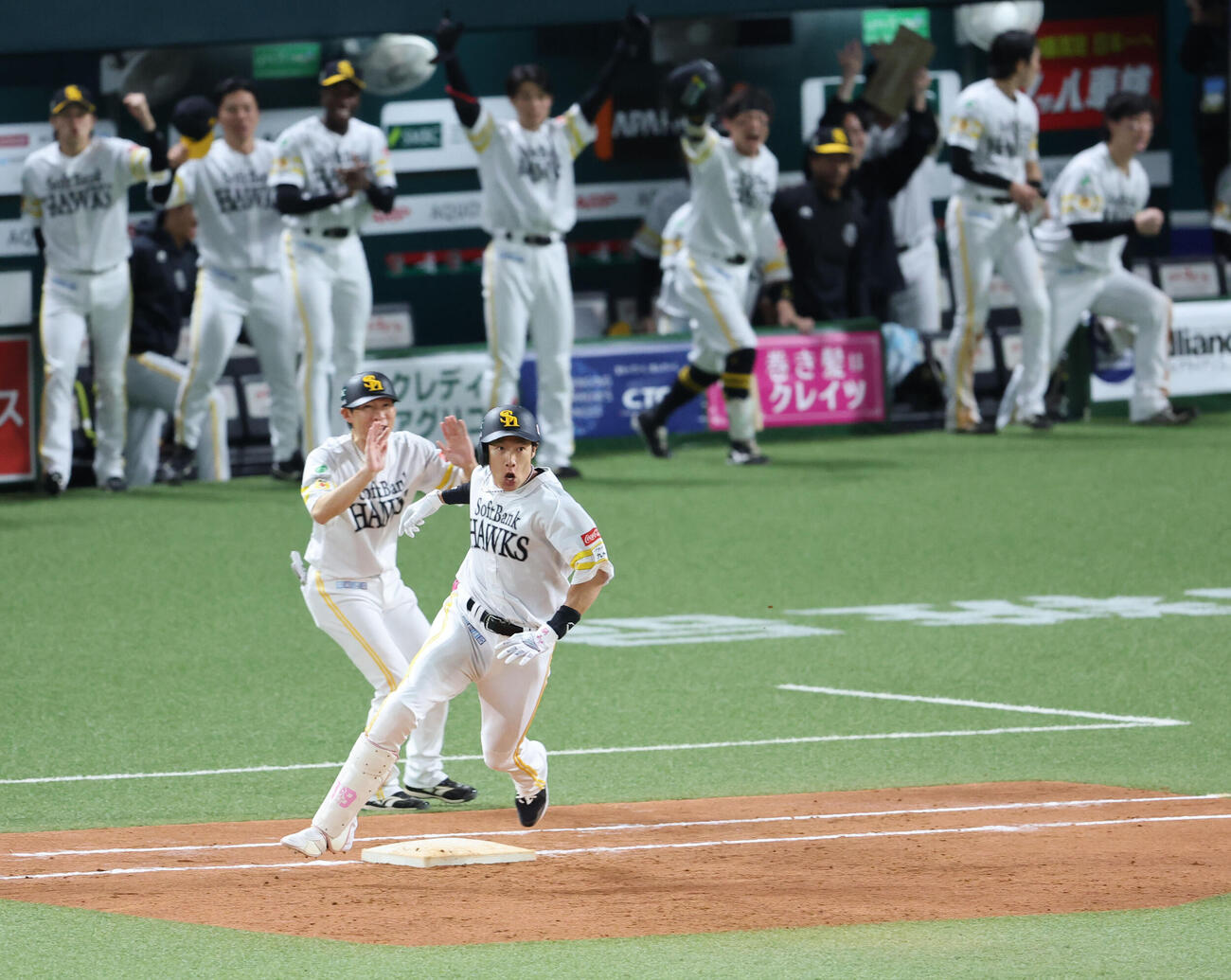 ソフトバンク対DeNA 4回裏ソフトバンク2死三塁、柳田悠岐は勝ち越しとなる中前適時打を放つ（撮影・梅根麻紀）