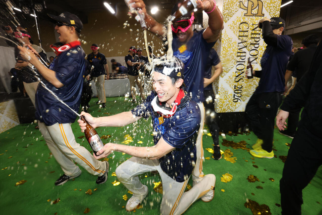 祝勝会を楽しむソフトバンク周東佑京（撮影・梅根麻紀）