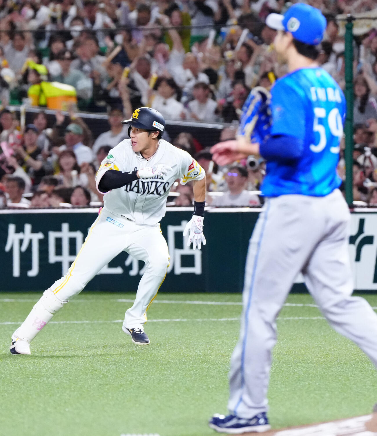 ソフトバンク対DeNA 4回裏ソフトバンク2死三塁、平良拳太郎（手前）から適時打を放った柳田悠岐（撮影・江口和貴）