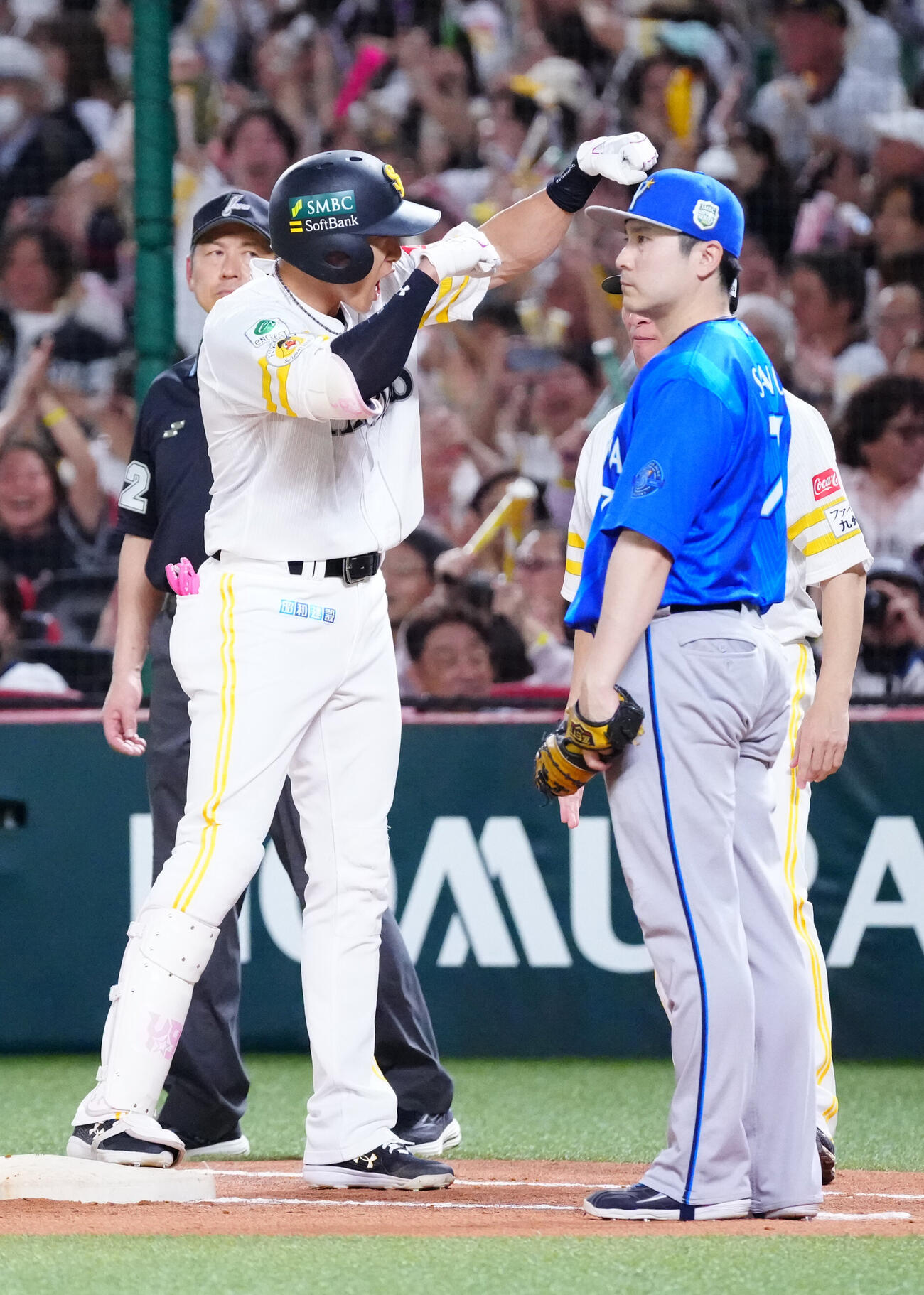 ソフトバンク対DeNA 4回裏ソフトバンク2死三塁、適時打を放った柳田悠岐（左）。右は一塁手佐野恵太（撮影・江口和貴）